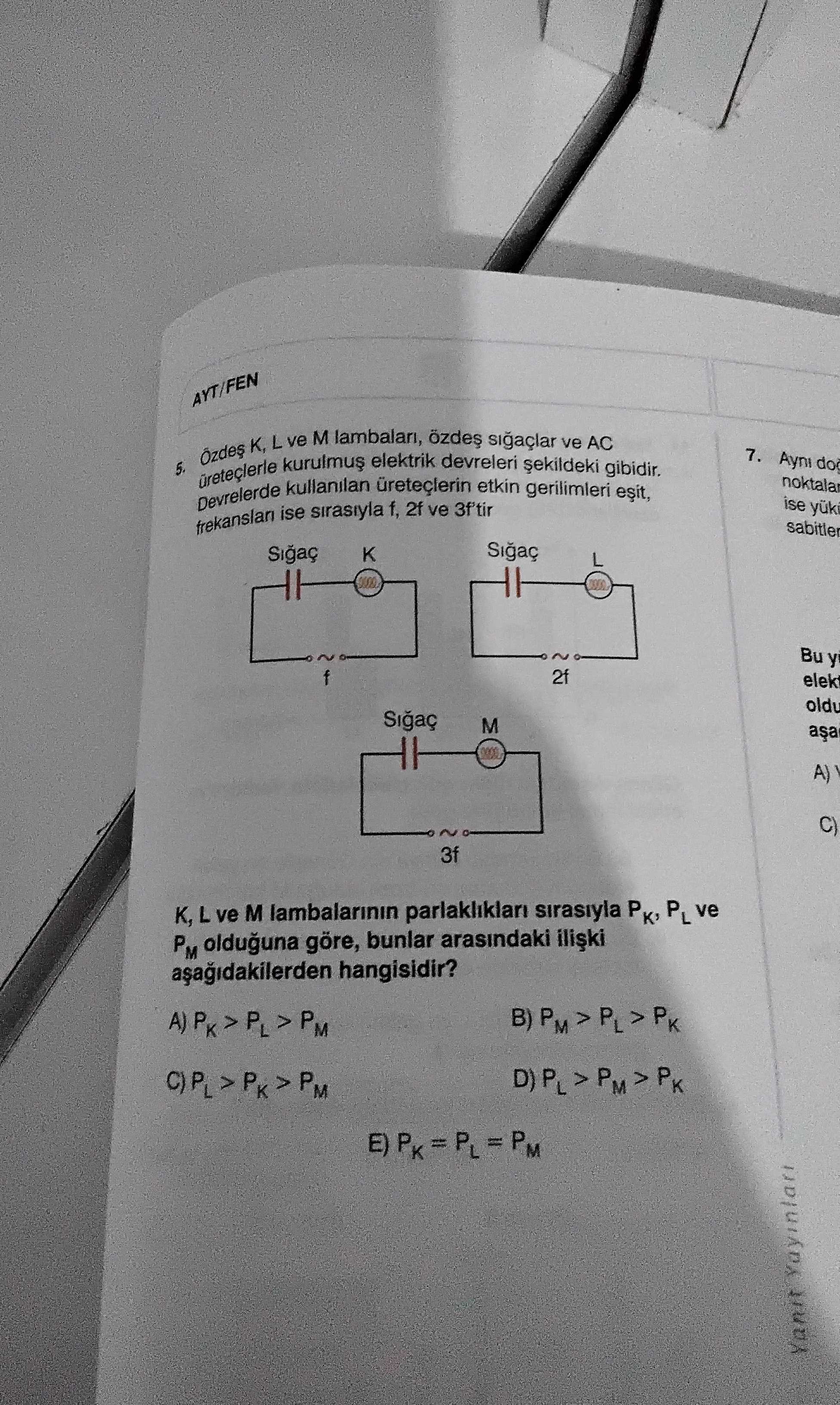 Özdeş K, L ve M lambaları, özdeş sığaçlar ve AC üreteçlerle kurulmuş elektrik devreleri şekildeki