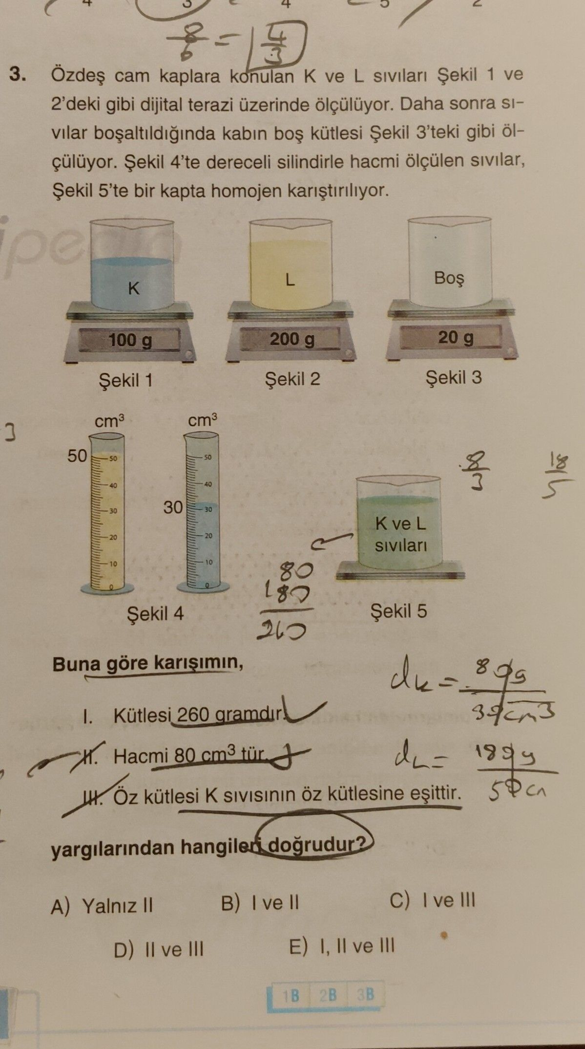 Özdeş cam kaplara konulan K ve L sıvıları Şekil 1 ve 2'deki gibi dijital terazi üzerinde ölçülüyor