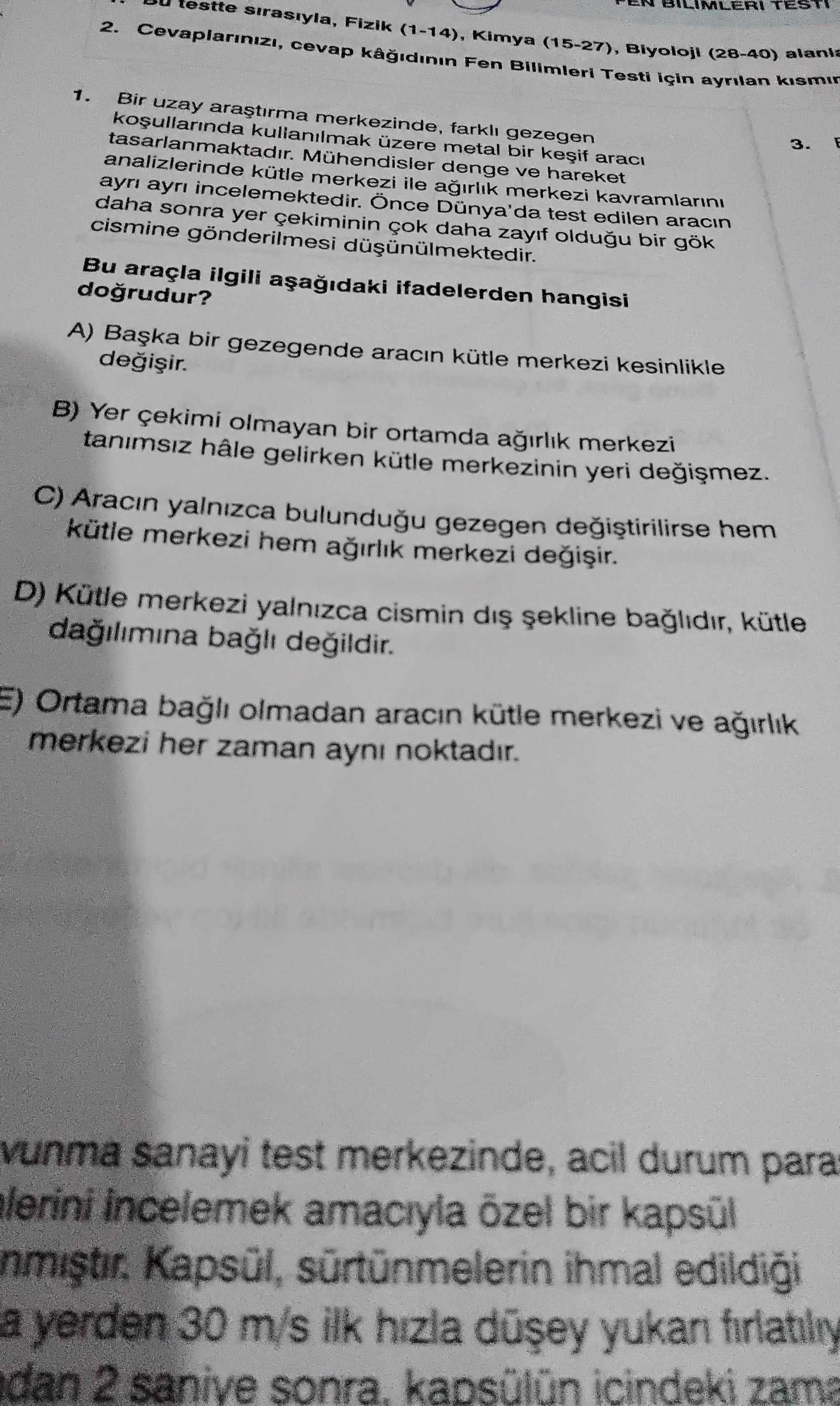 Bir uzay araştırma merkezinde, farklı gezegen koşullarında kullanılmak üzere metal bir keşif aracı