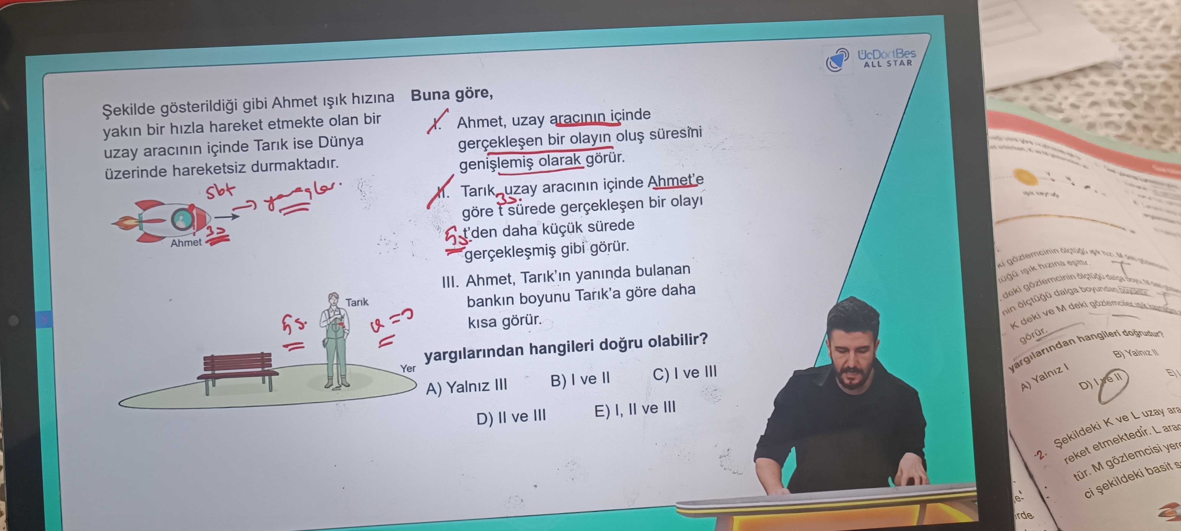 Şekilde gösterildiği gibi Ahmet ışık hızına yakın bir hızla hareket etmekte olan bir uzay aracının