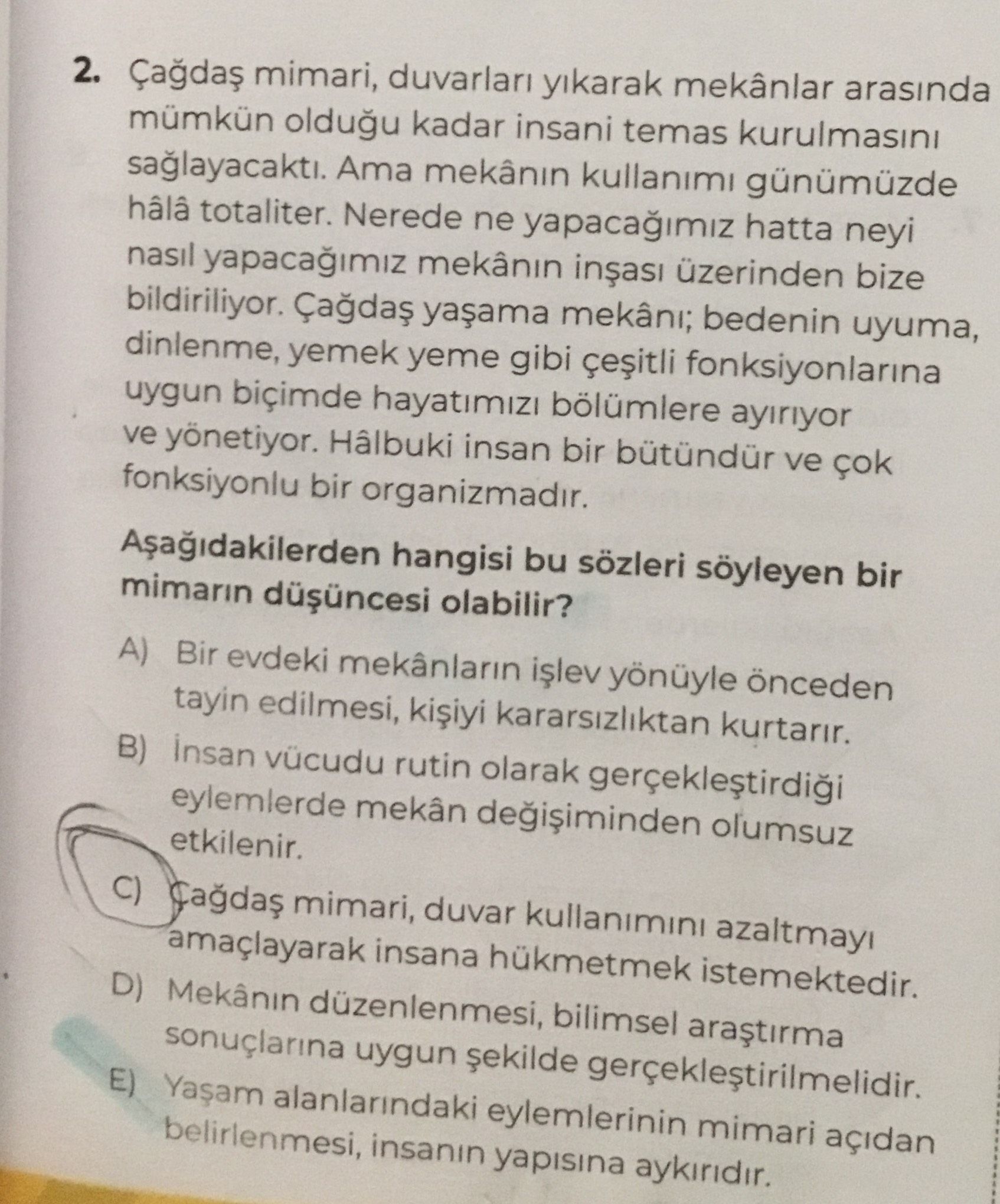 Çağdaş mimari, duvarları yıkarak mekânlar arasında mümkün olduğu kadar insani temas kurulmasını