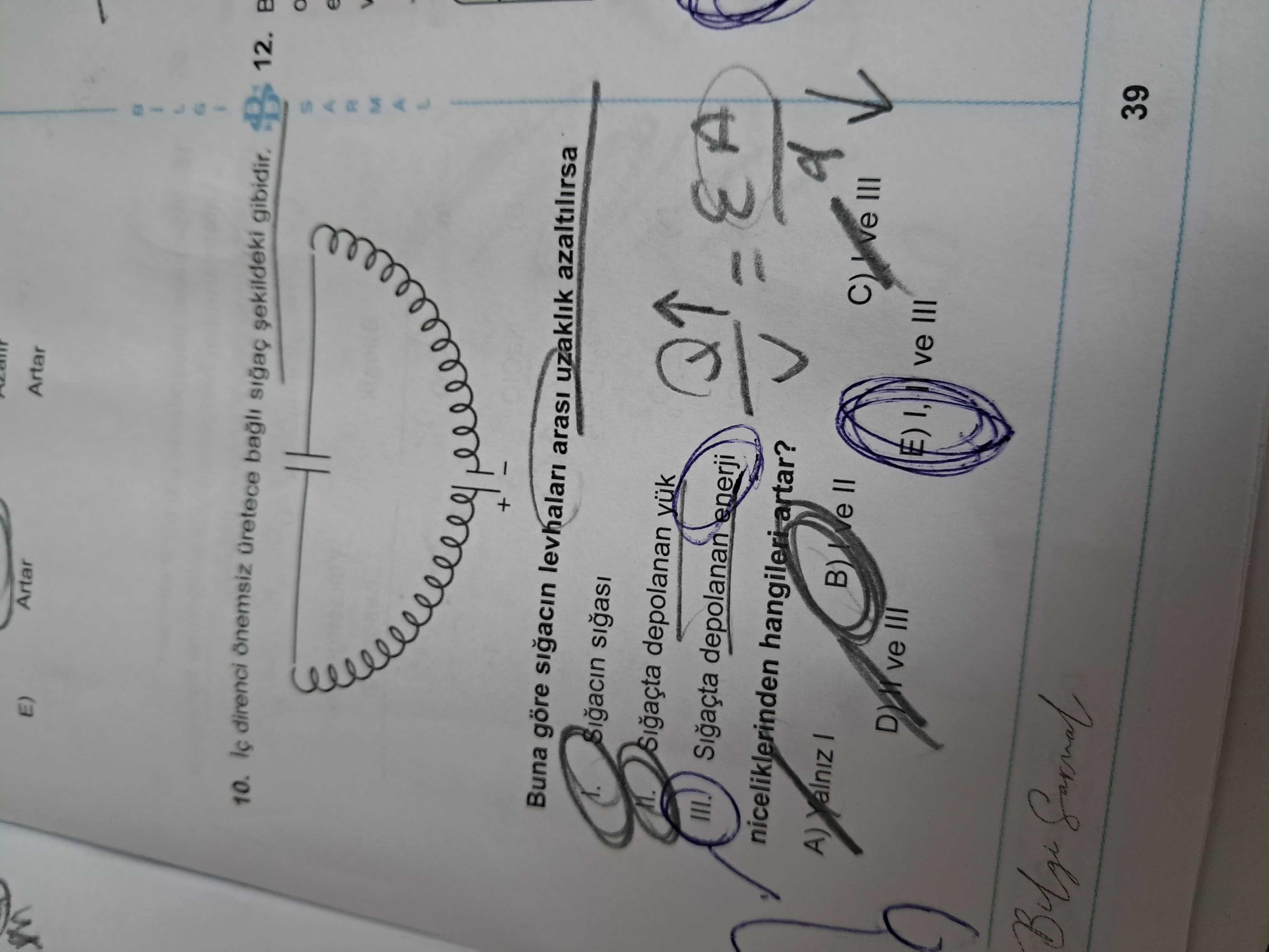 İç direnci önemsiz üretece bağlı sığaç şekildeki gibidir. Buna göre sığacın levhaları arası uzaklık
