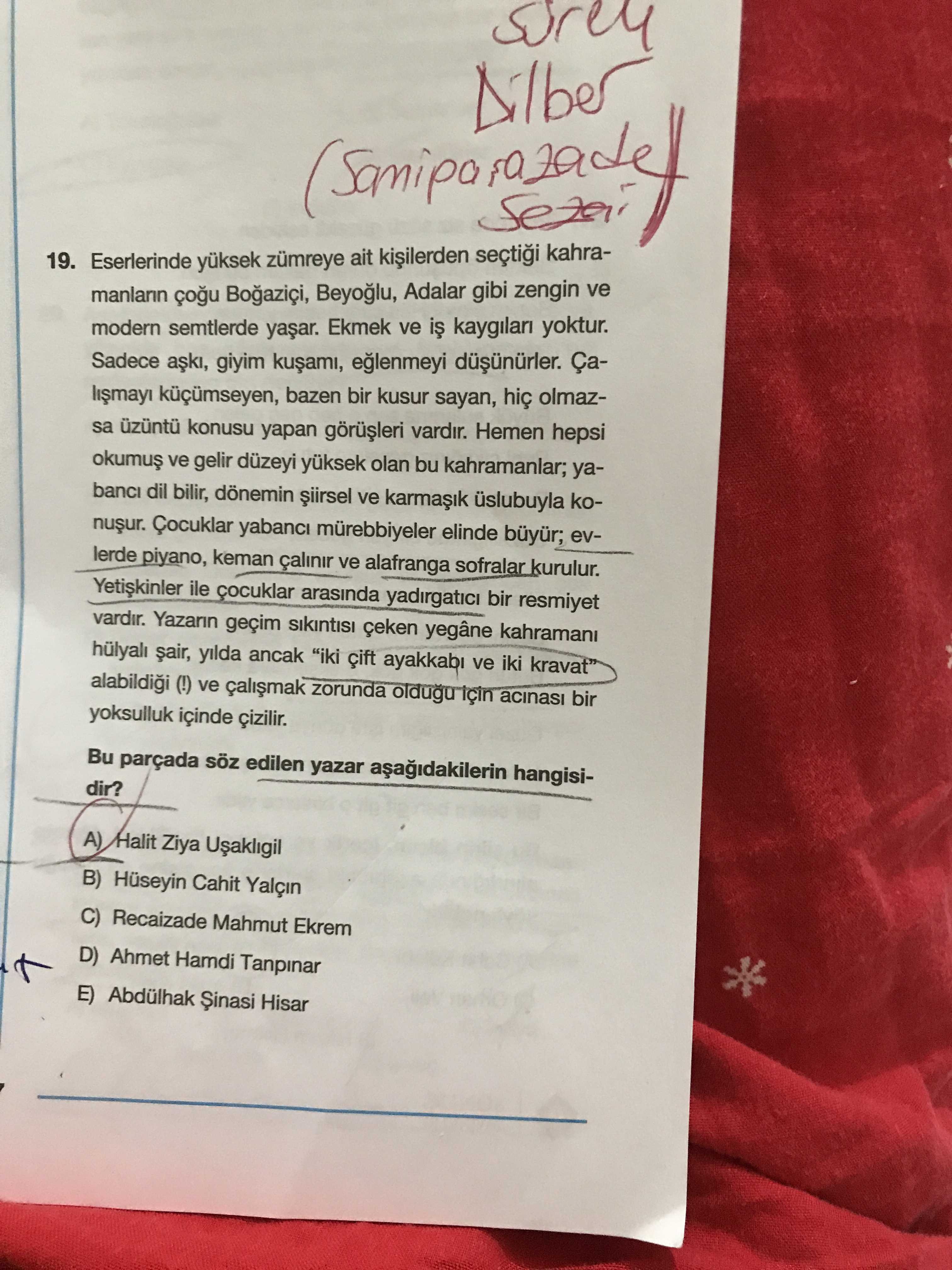 Eserlerinde yüksek zümreye ait kişilerden seçtiği kahramanların çoğu Boğaziçi, Beyoğlu, Adalar gibi