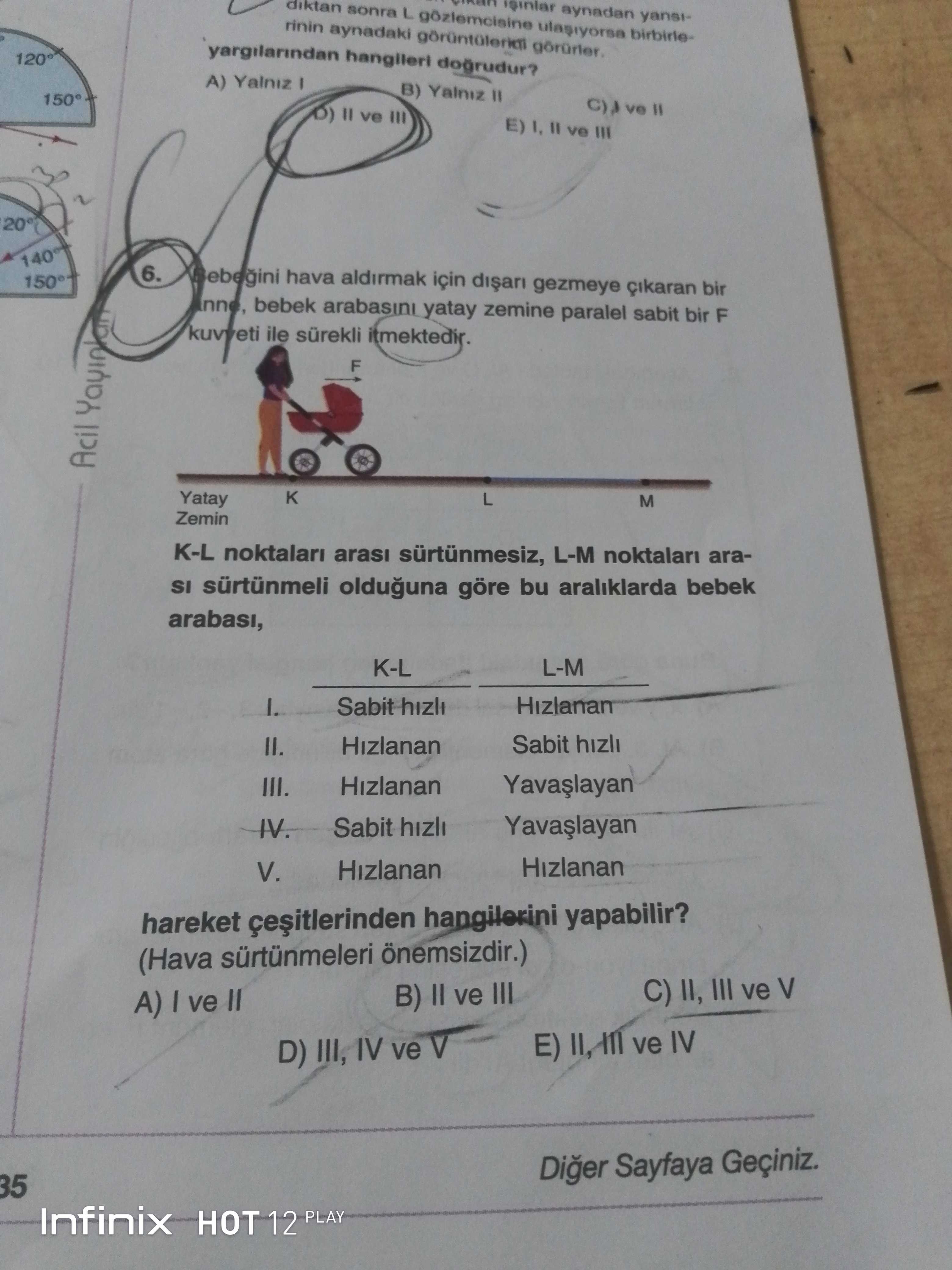 Bebeğini hava aldırmak için dışarı gezmeye çıkaran bir anne, bebek arabasını yatay zemine paralel