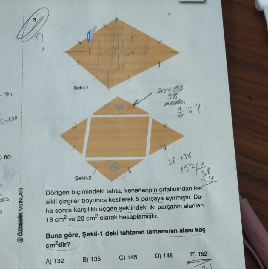 Dörtgen biçimindeki tahta, kenarlarının ortalarından kesikli çizgiler boyunca kesilerek 5 parçaya