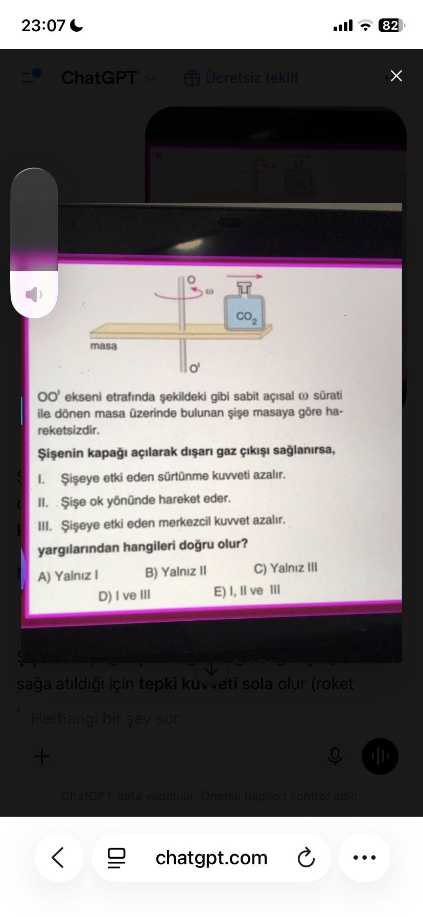 OO' ekseni etrafında şekildeki gibi sabit açısal ω sürati ile dönen masa üzerinde bulunan şişe