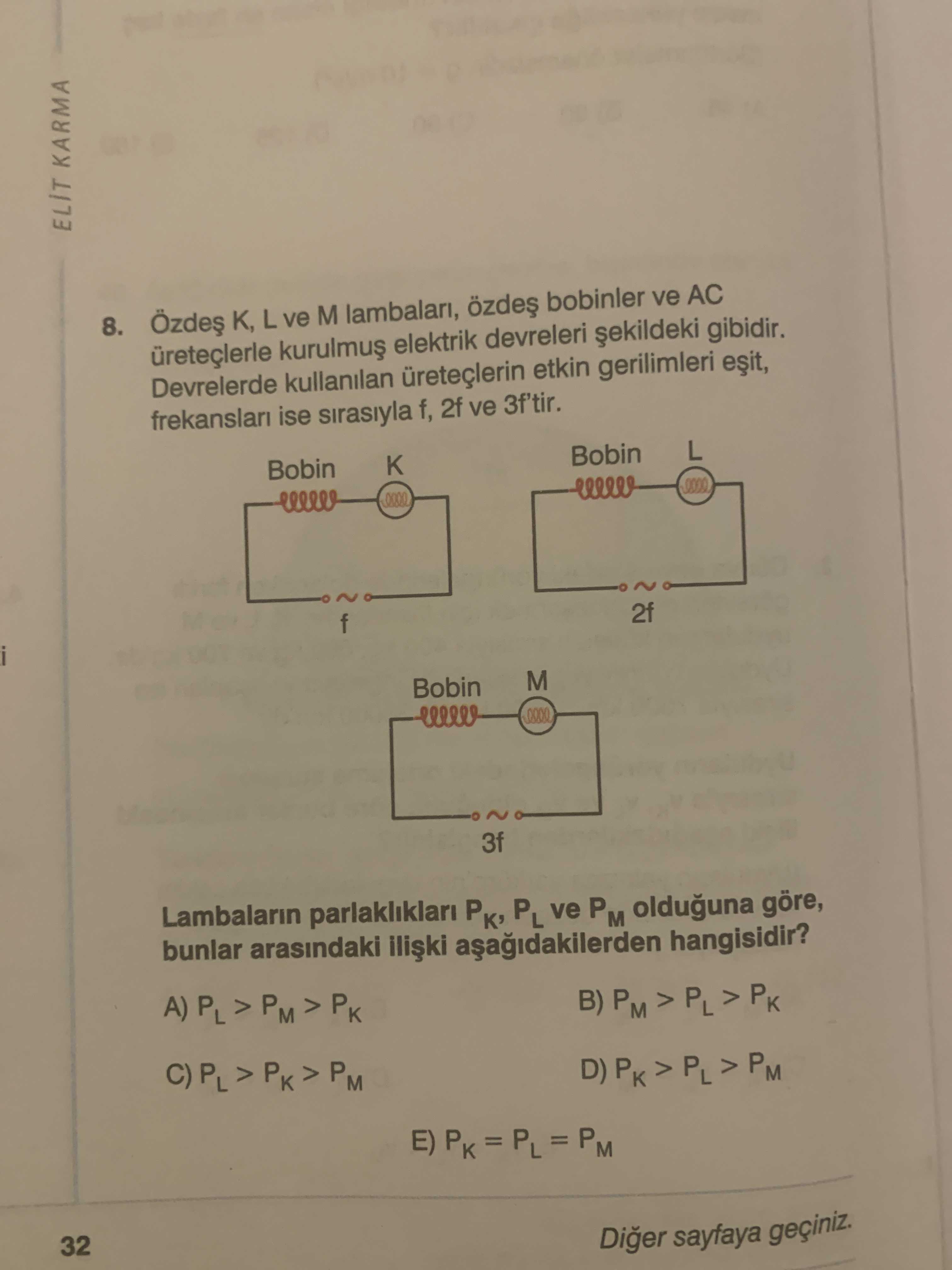 Özdeş K, L ve M lambaları, özdeş bobinler ve AC üreteçlerle kurulmuş elektrik devreleri şekildeki