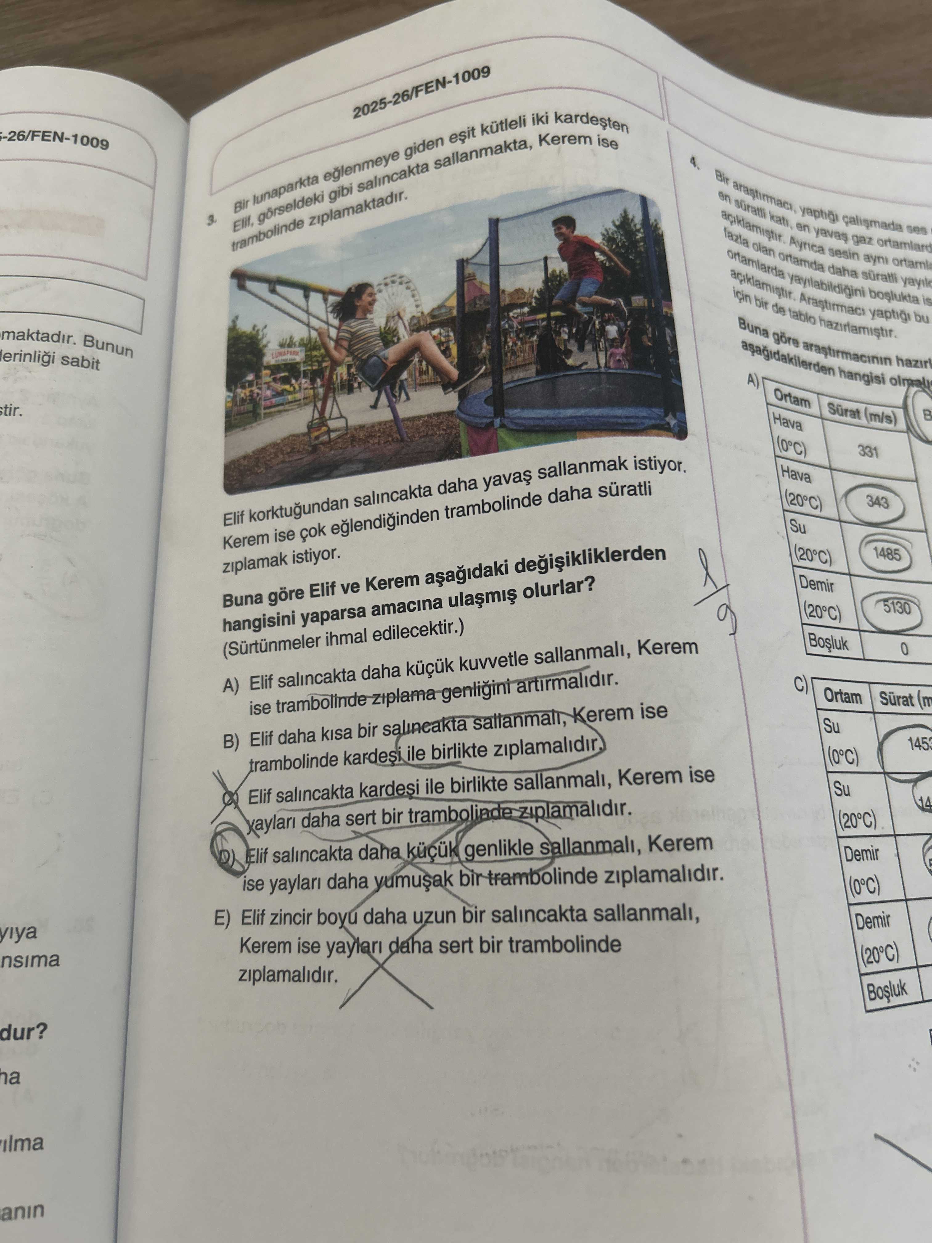 Bir lunaparkta eğlenmeye giden eşit kütleli iki kardeşten Elif, görseldeki gibi salıncakta