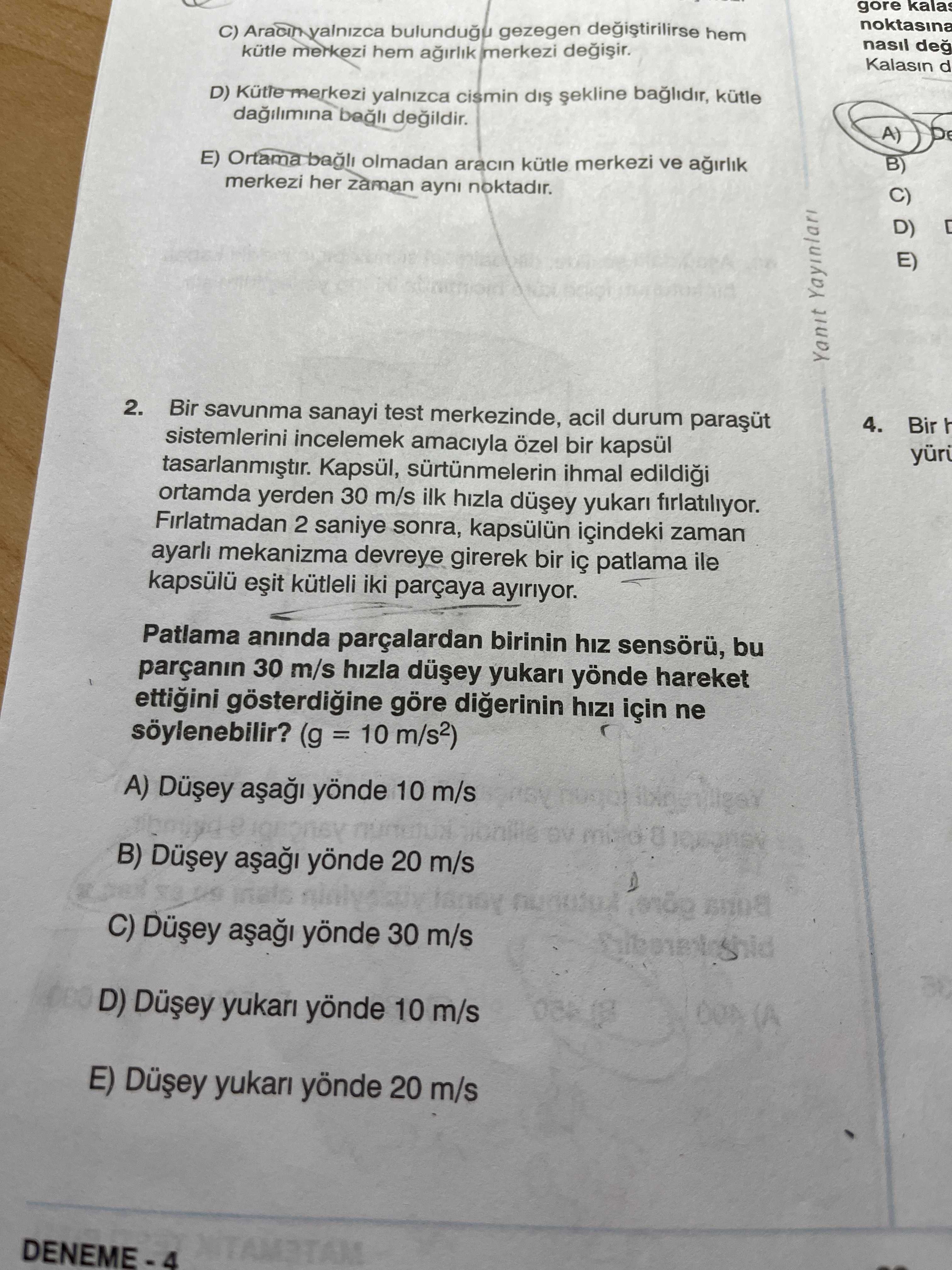 Bir savunma sanayi test merkezinde, acil durum paraşüt sistemlerini incelemek amacıyla özel bir
