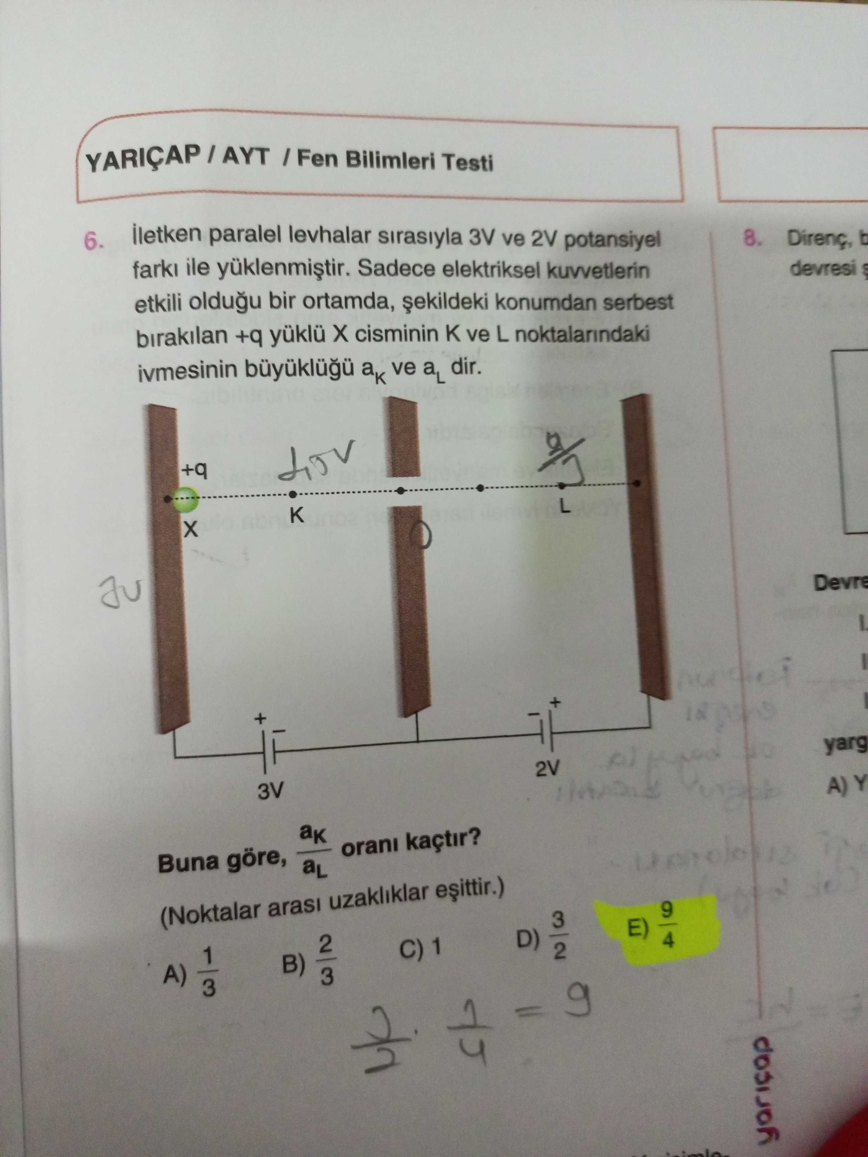 İletken paralel levhalar sırasıyla 3V ve 2V potansiyel farkı ile yüklenmiştir. Sadece elektriksel