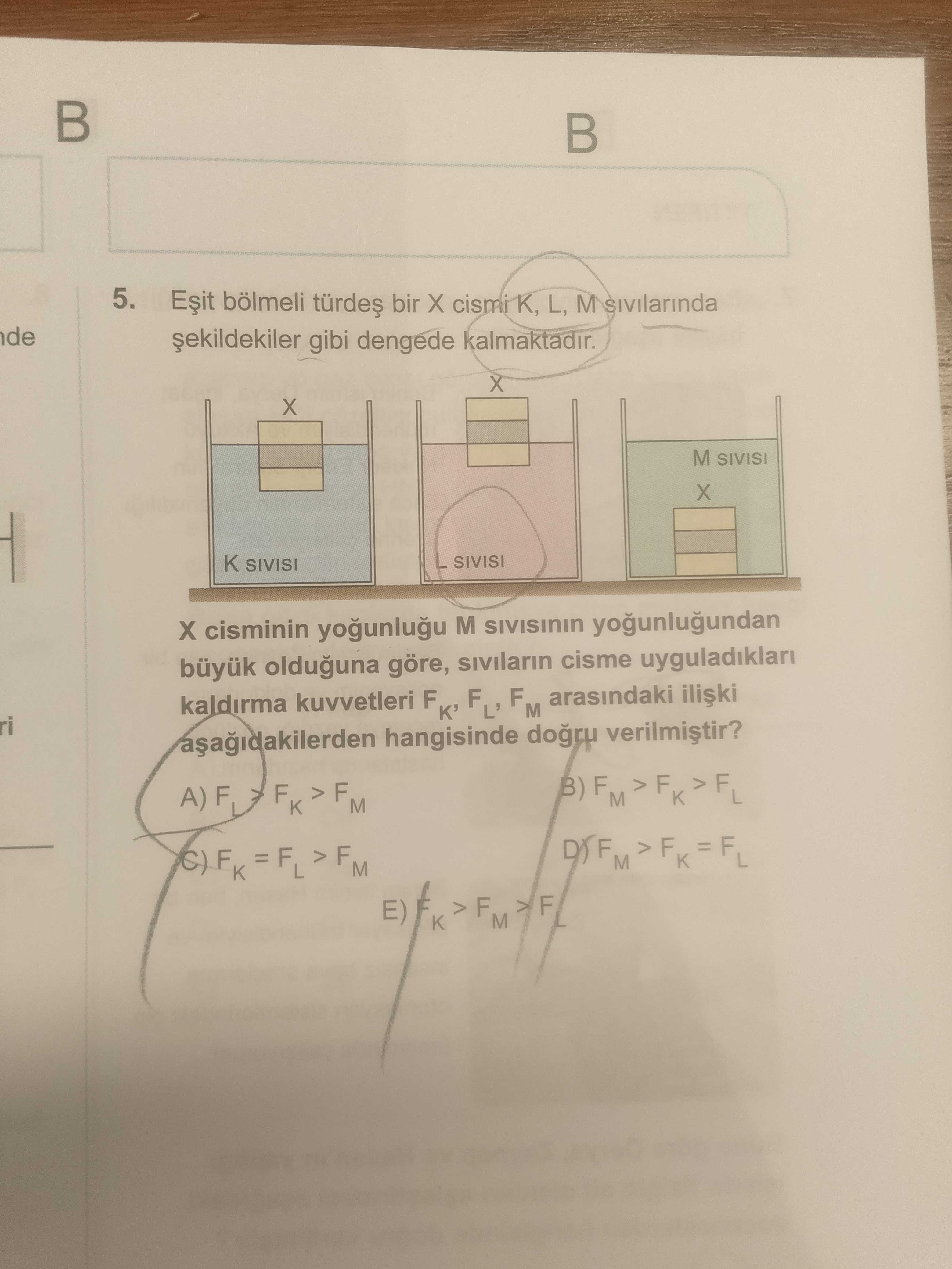 Eşit bölmeli türdeş bir X cismi K, L, M sıvılarında şekildekiler gibi dengede kalmaktadır. X