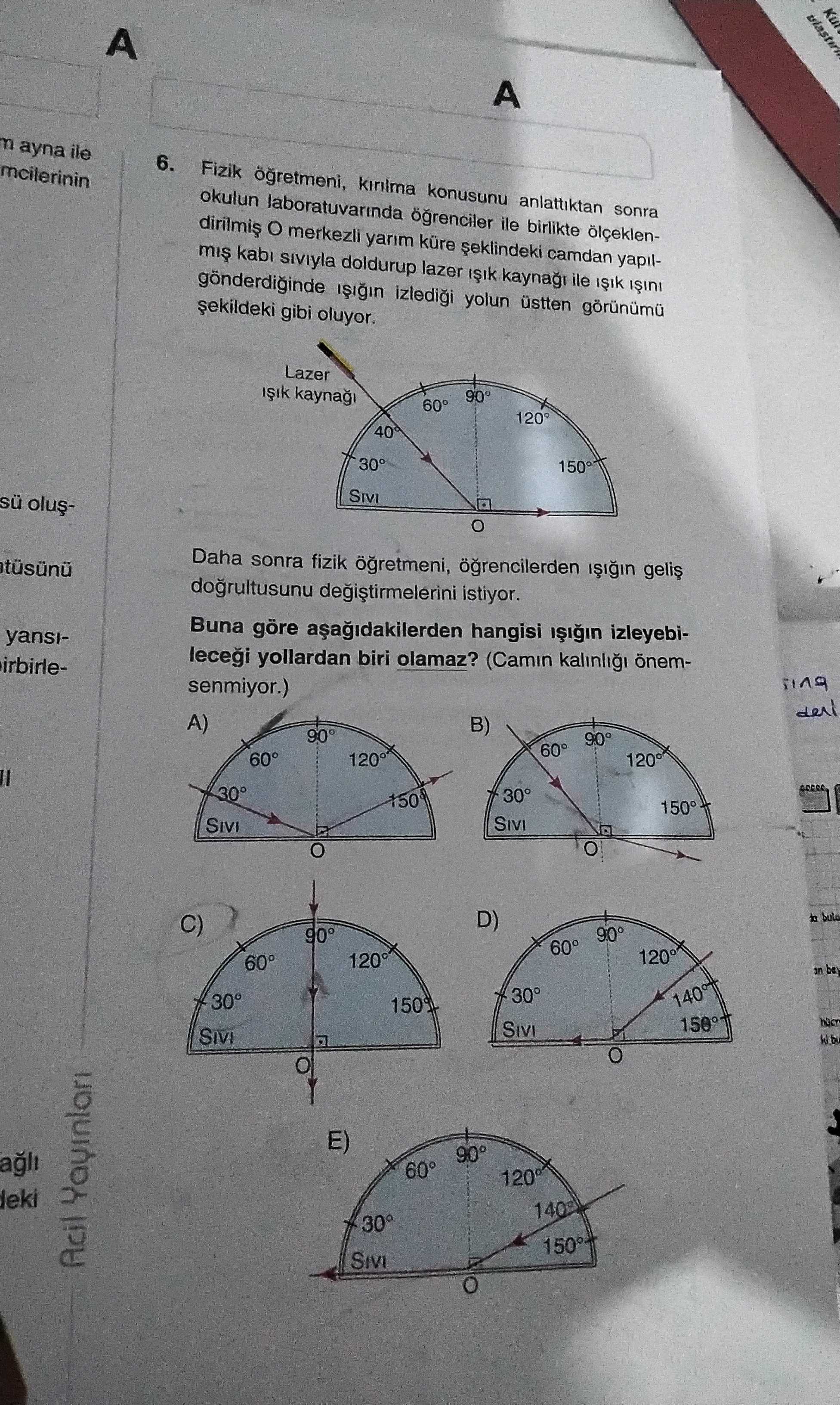 Fizik öğretmeni, kırılma konusunu anlattıktan sonra okulun laboratuvarında öğrenciler ile birlikte