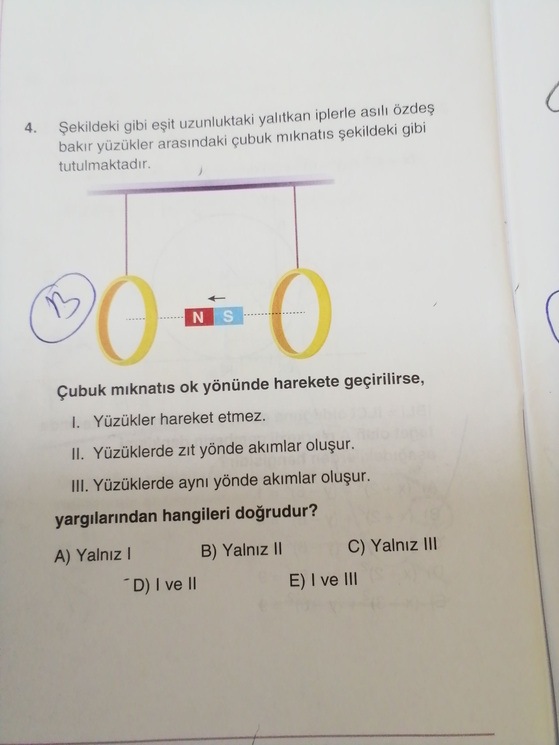Şekildeki gibi eşit uzunluktaki yalıtkan iplerle asılı özdeş bakır yüzükler arasındaki çubuk
