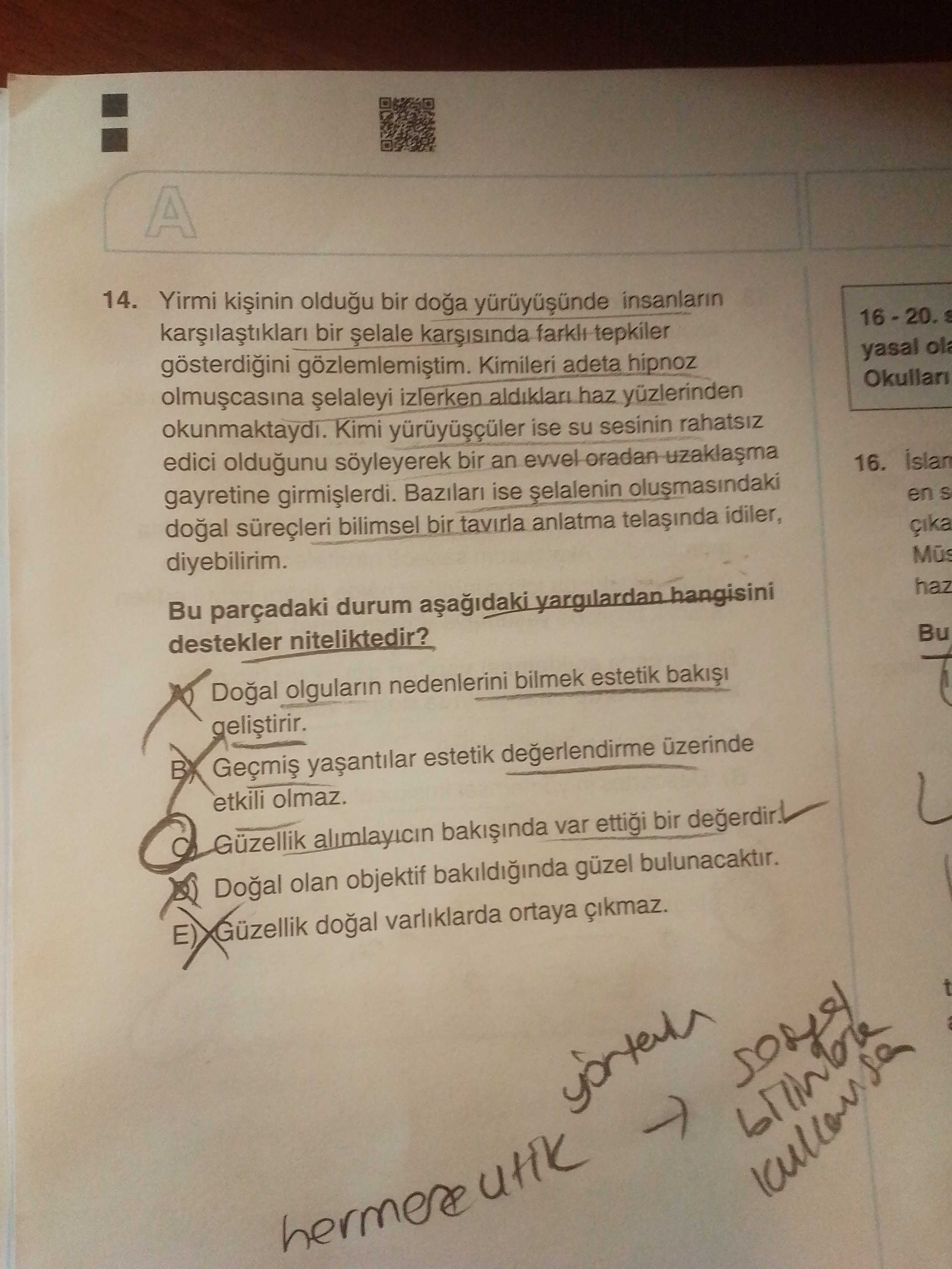 Yirmi kişinin olduğu bir doğa yürüyüşünde insanların karşılaştıkları bir şelale karşısında farklı
