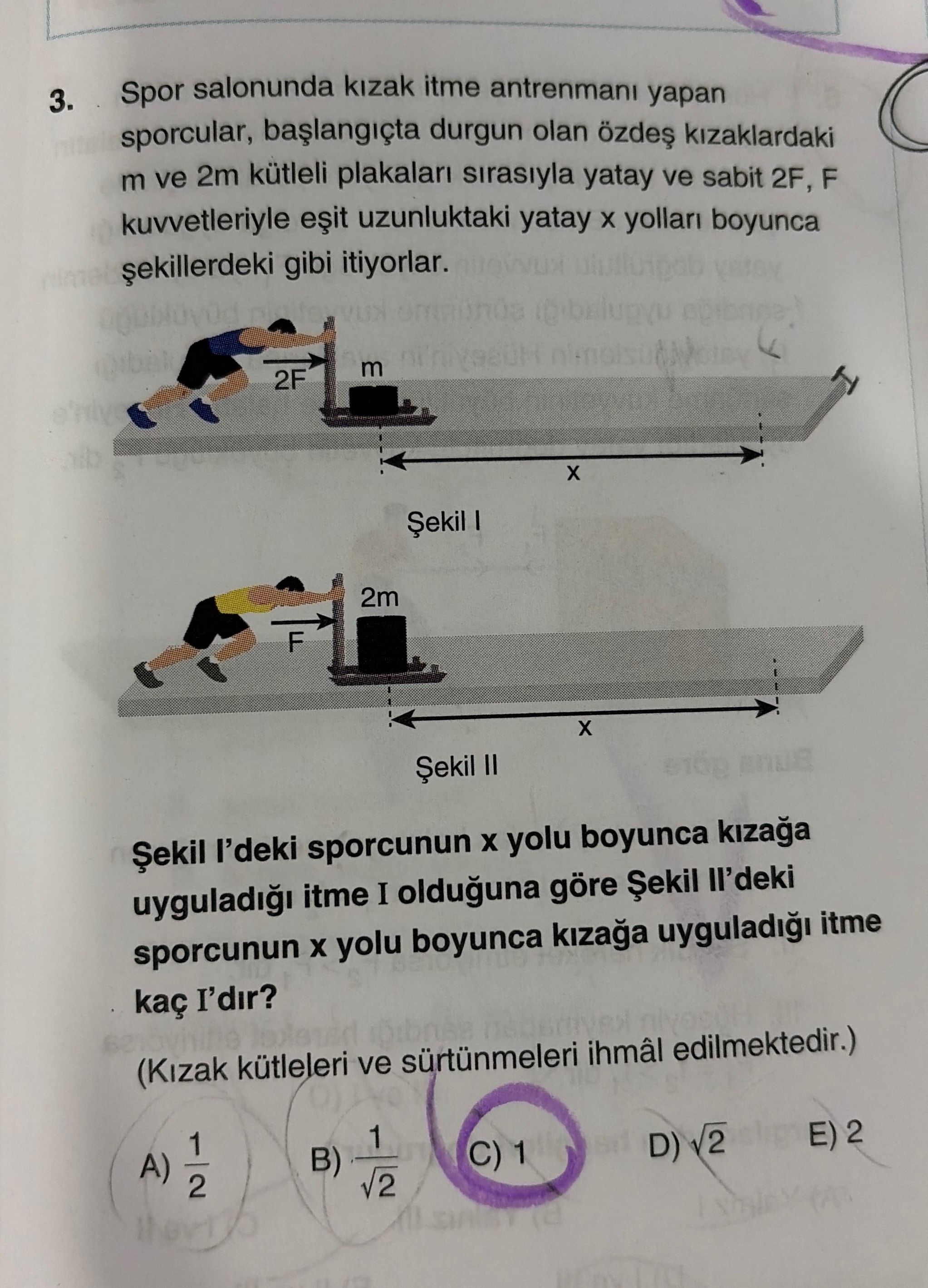 Spor salonunda kızak itme antrenmanı yapan sporcular, başlangıçta durgun olan özdeş kızaklardaki m