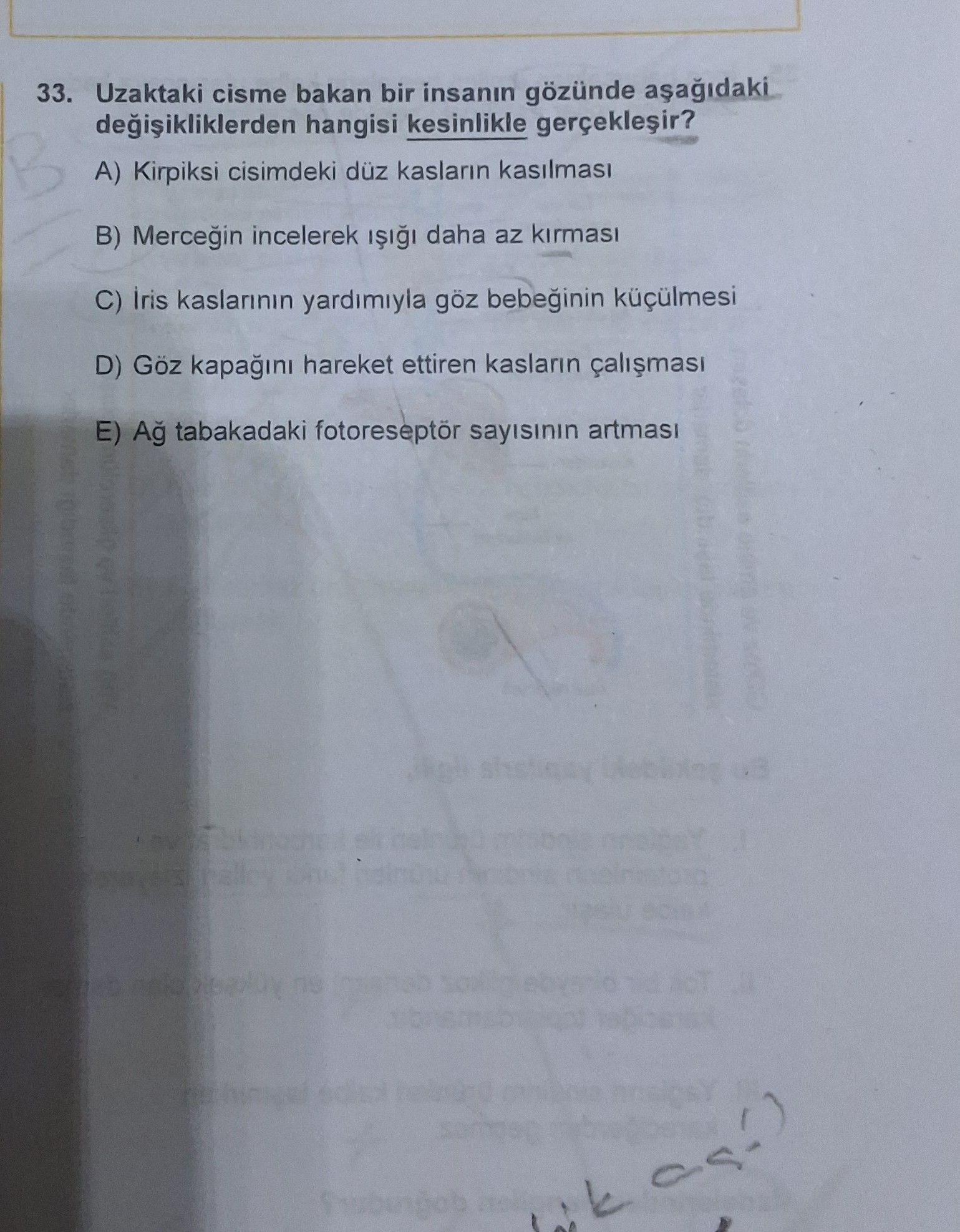 Uzaktaki cisme bakan bir insanın gözünde aşağıdaki değişikliklerden hangisi kesinlikle gerçekleşir?