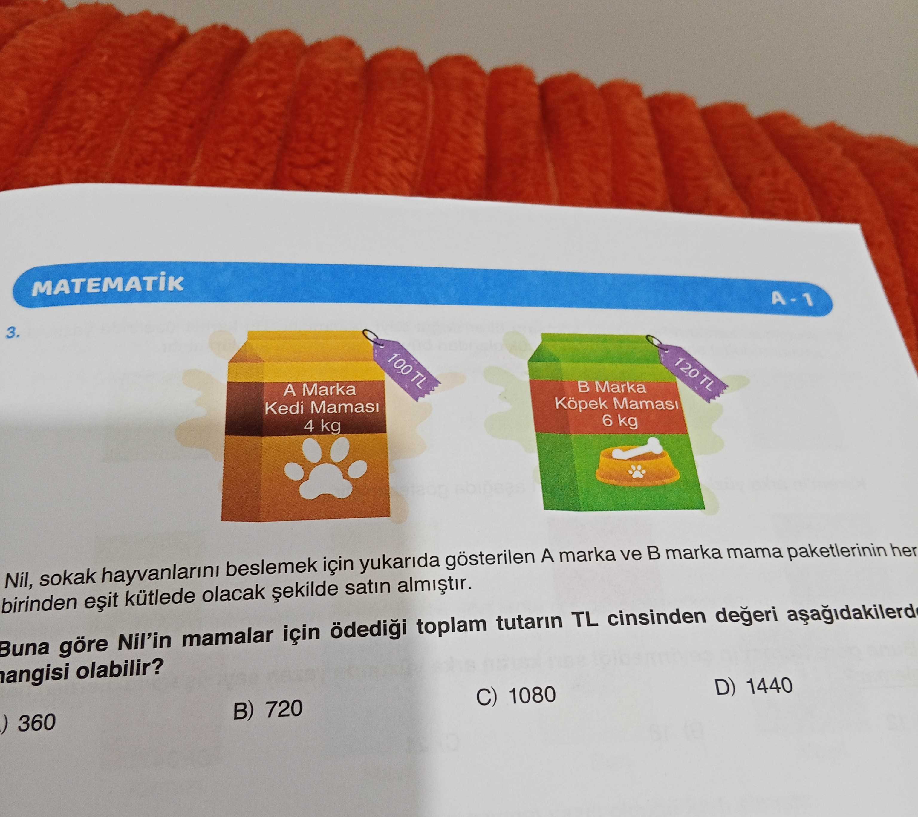 Nil, sokak hayvanlarını beslemek için yukarıda gösterilen A marka ve B marka mama paketlerinin her