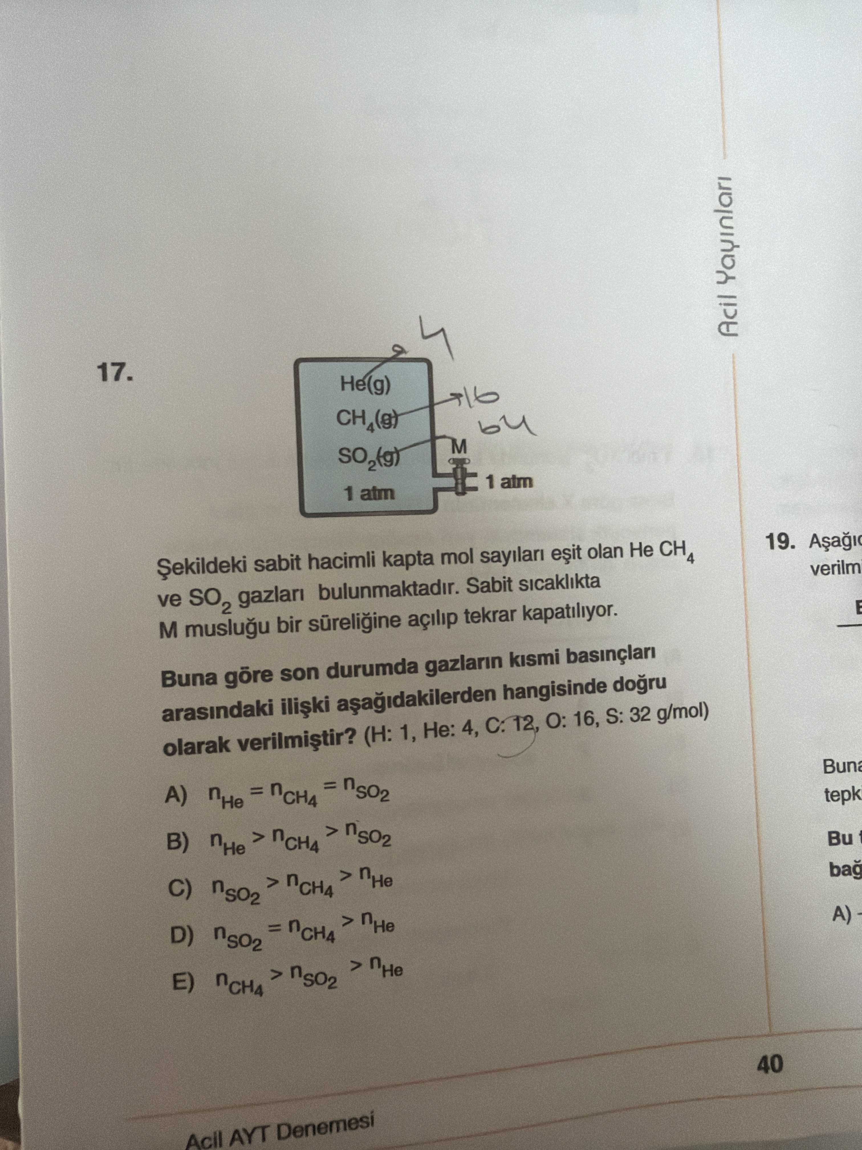 Şekildeki sabit hacimli kapta mol sayıları eşit olan He CH₄ ve SO₂ gazları bulunmaktadır. Sabit