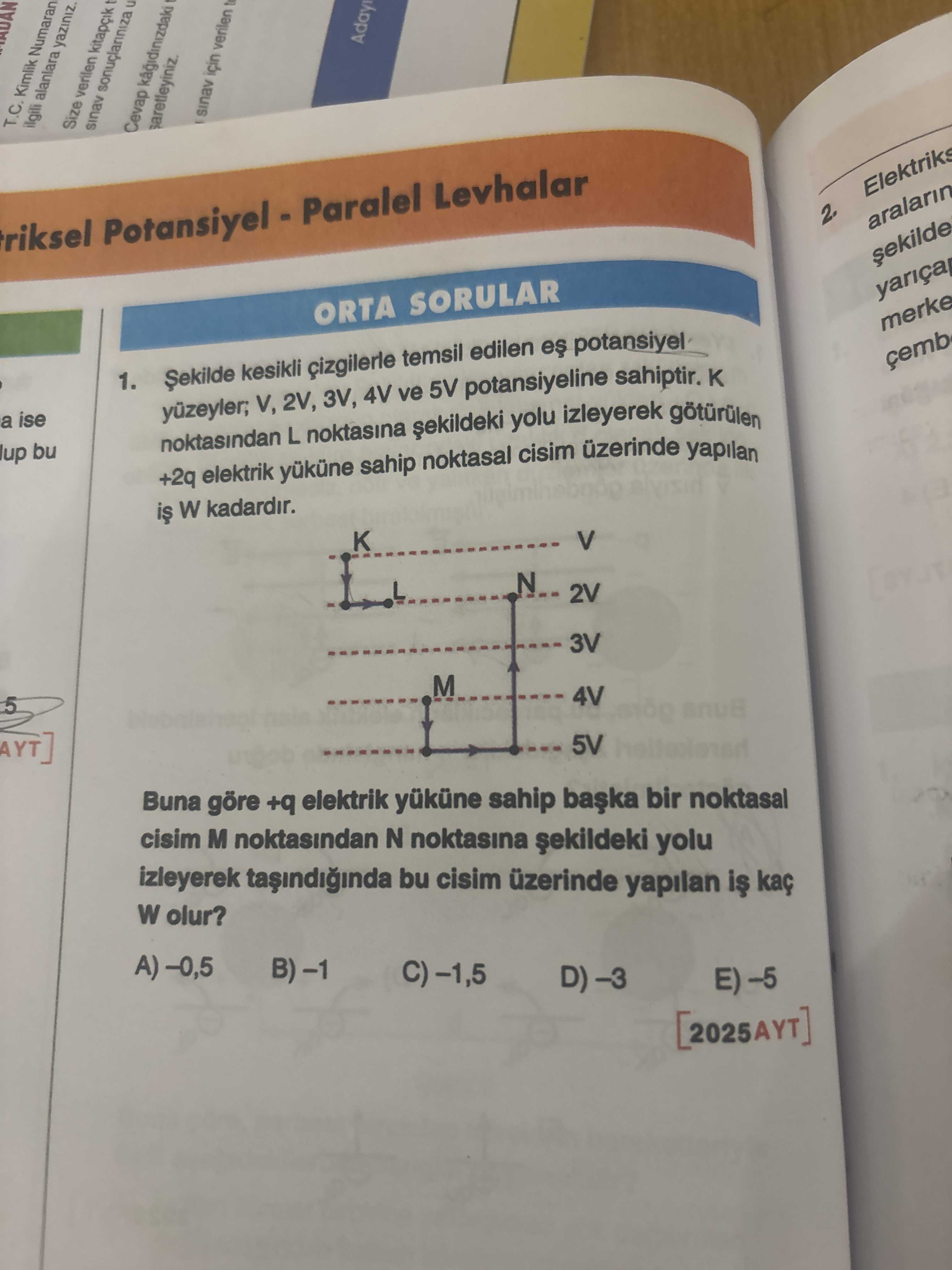 Şekilde kesikli çizgilerle temsil edilen eş potansiyel yüzeyler; V, 2V, 3V, 4V ve 5V potansiyeline