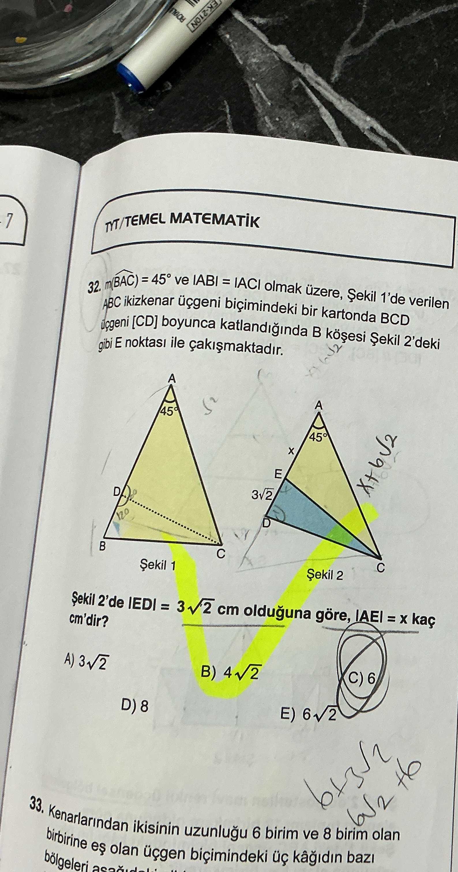 m(B̂AC) = 45° ve |AB| = |AC| olmak üzere, Şekil 1'de verilen ABC ikizkenar üçgeni biçimindeki bir