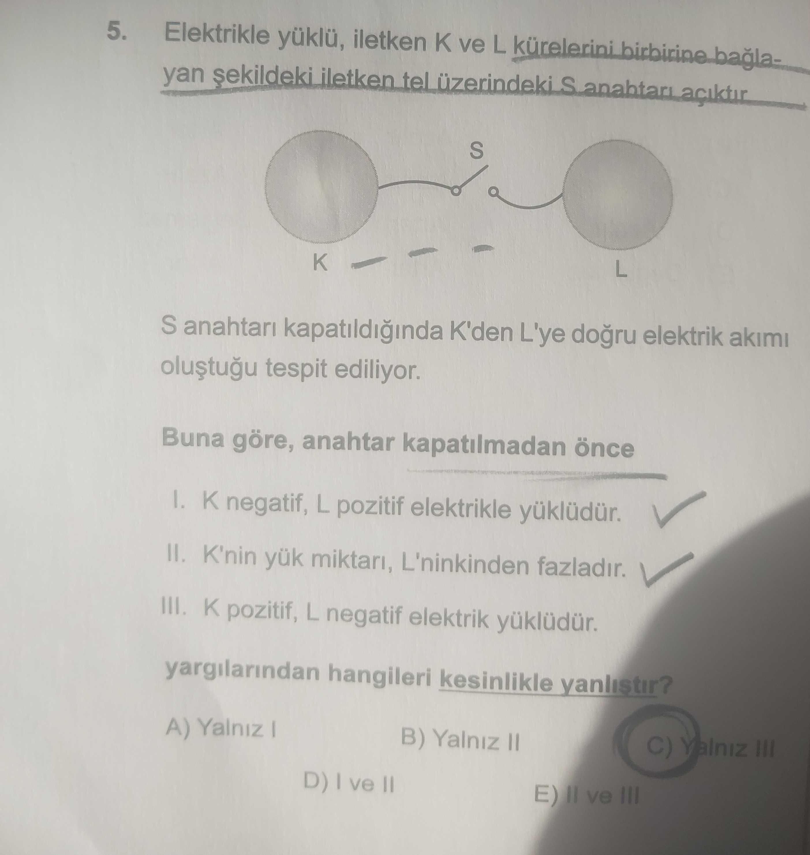 Elektrikle yüklü, iletken K ve L kürelerini birbirine bağlayan şekildeki iletken tel üzerindeki S