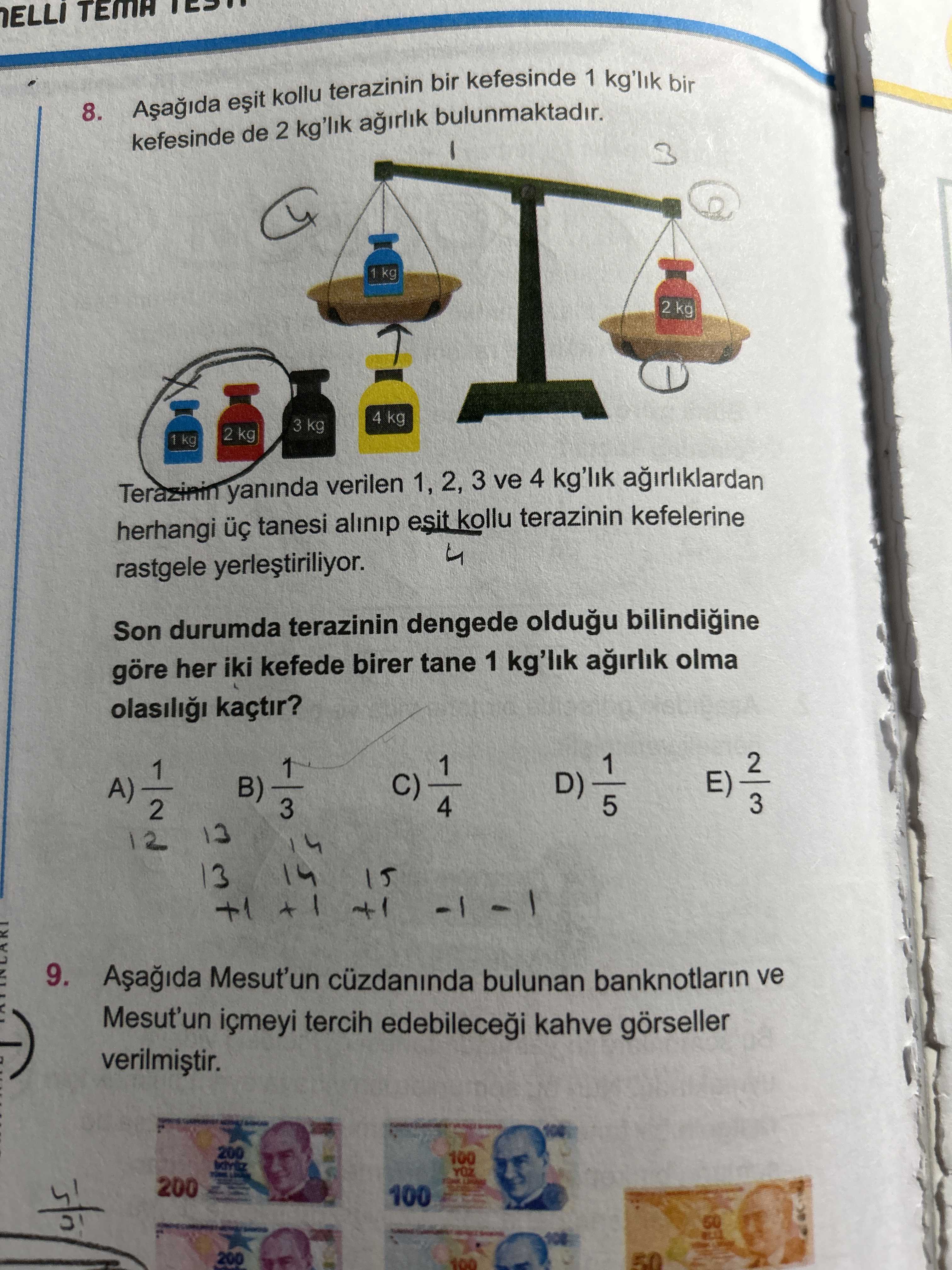 Aşağıda eşit kollu terazinin bir kefesinde 1 kg'lık bir kefesinde de 2 kg'lık ağırlık bulunmaktadır