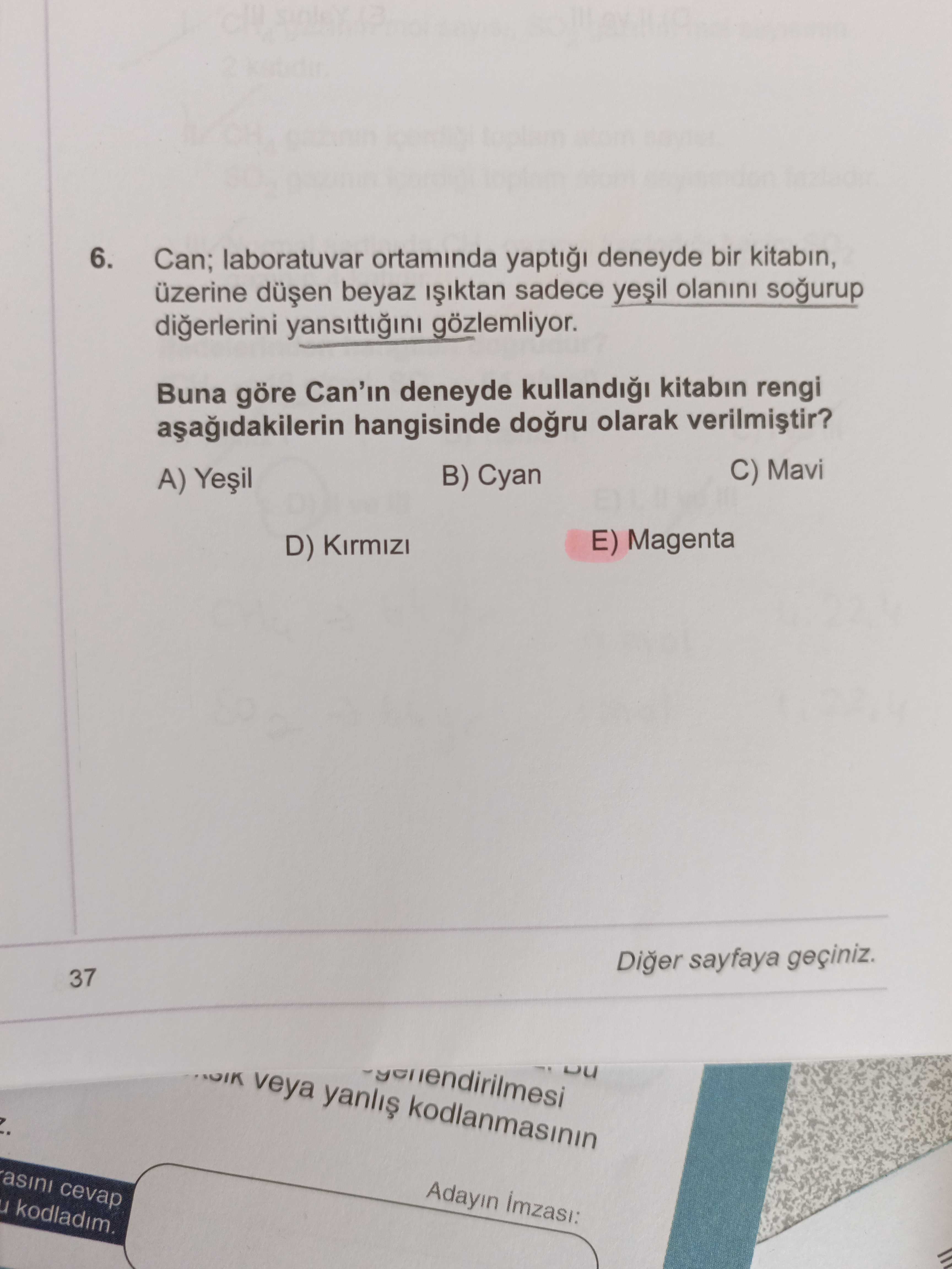 Can; laboratuvar ortamında yaptığı deneyde bir kitabın, üzerine düşen beyaz ışıktan sadece yeşil