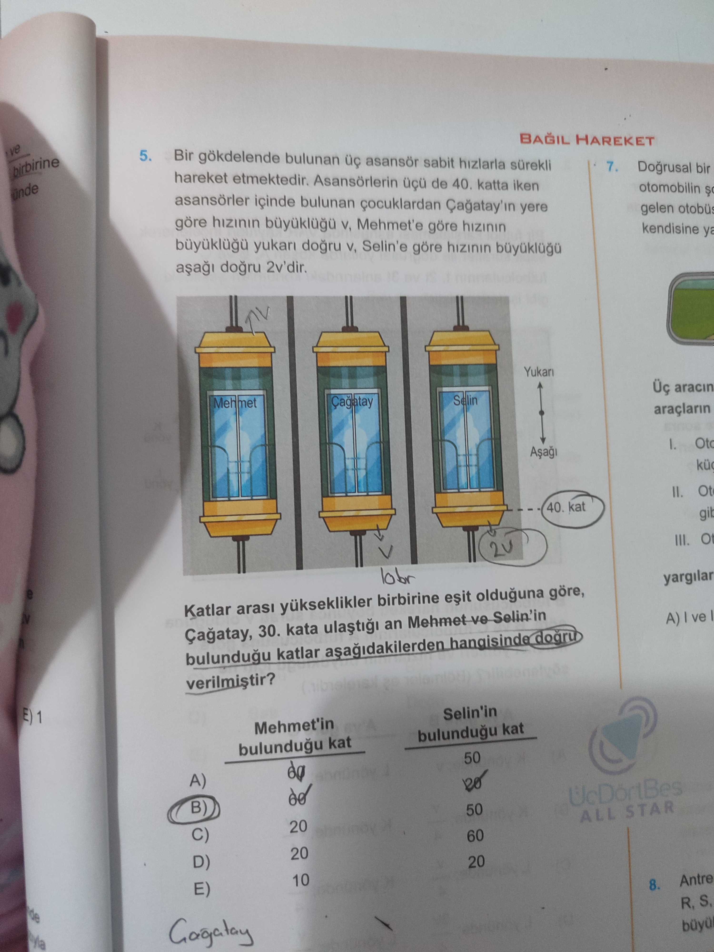 Bir gökdelende bulunan üç asansör sabit hızlarla sürekli hareket etmektedir. Asansörlerin üçü de 40