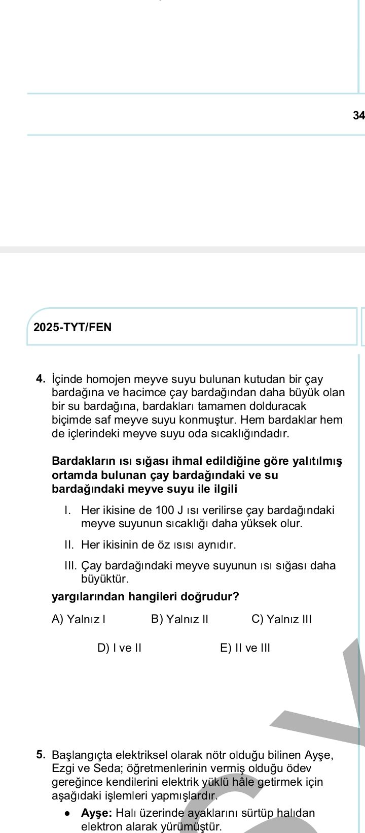 İçinde homojen meyve suyu bulunan kutudan bir çay bardağına ve hacimce çay bardağından daha büyük