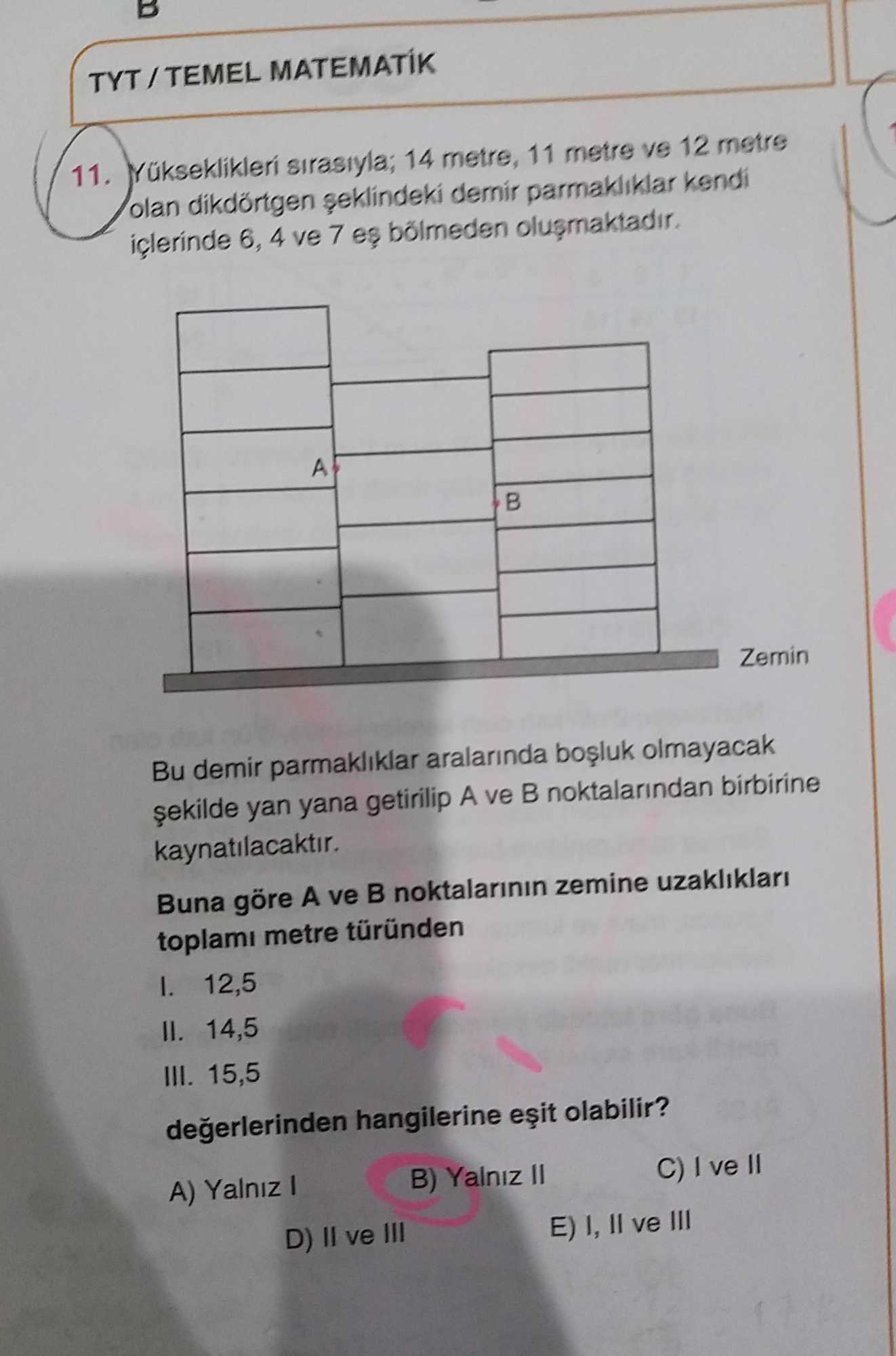 Yükseklikleri sırasıyla; 14 metre, 11 metre ve 12 metre olan dikdörtgen şeklindeki demir
