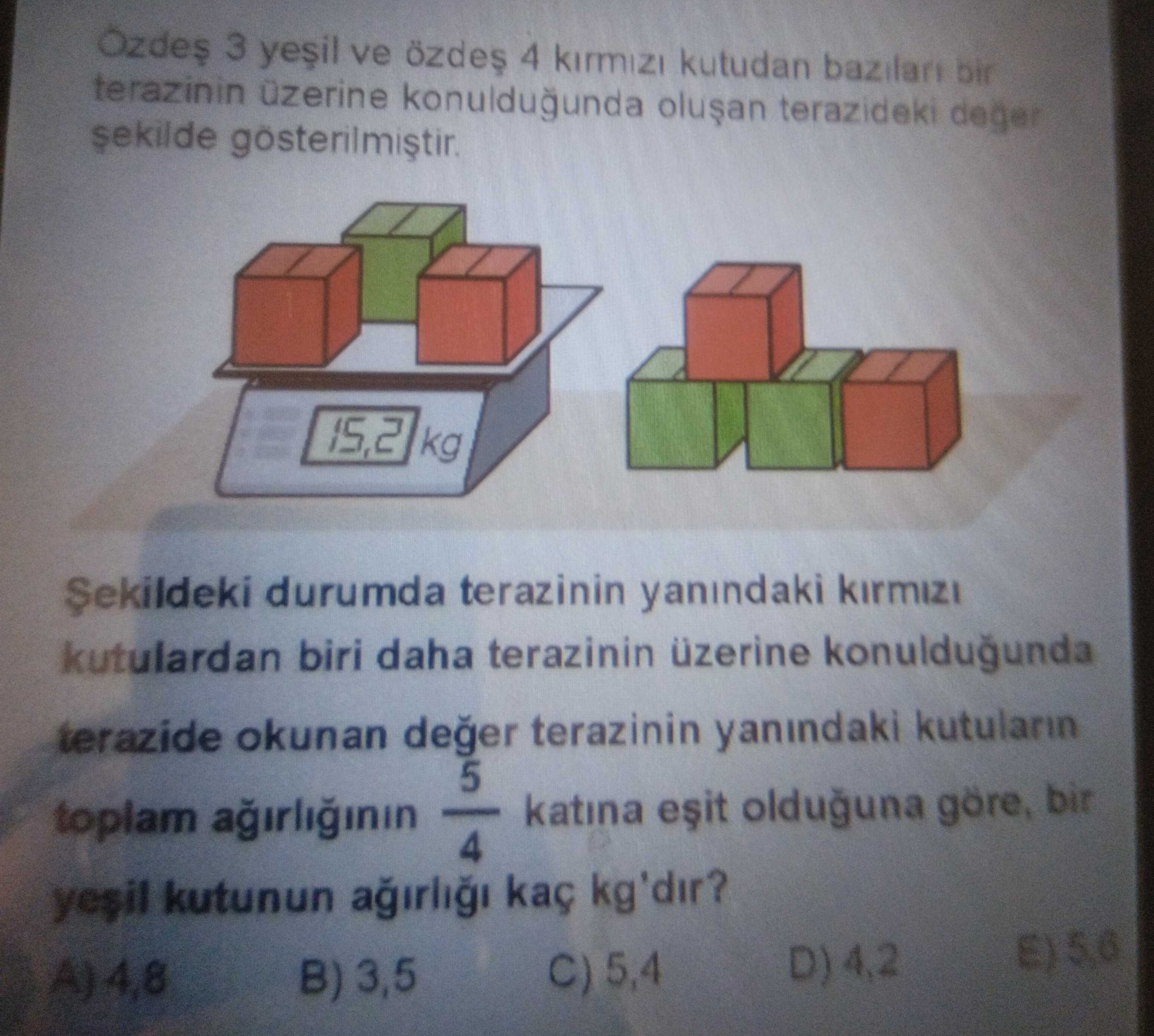 Özdeş 3 yeşil ve özdeş 4 kırmızı kutudan bazıları bir terazinin üzerine konulduğunda oluşan