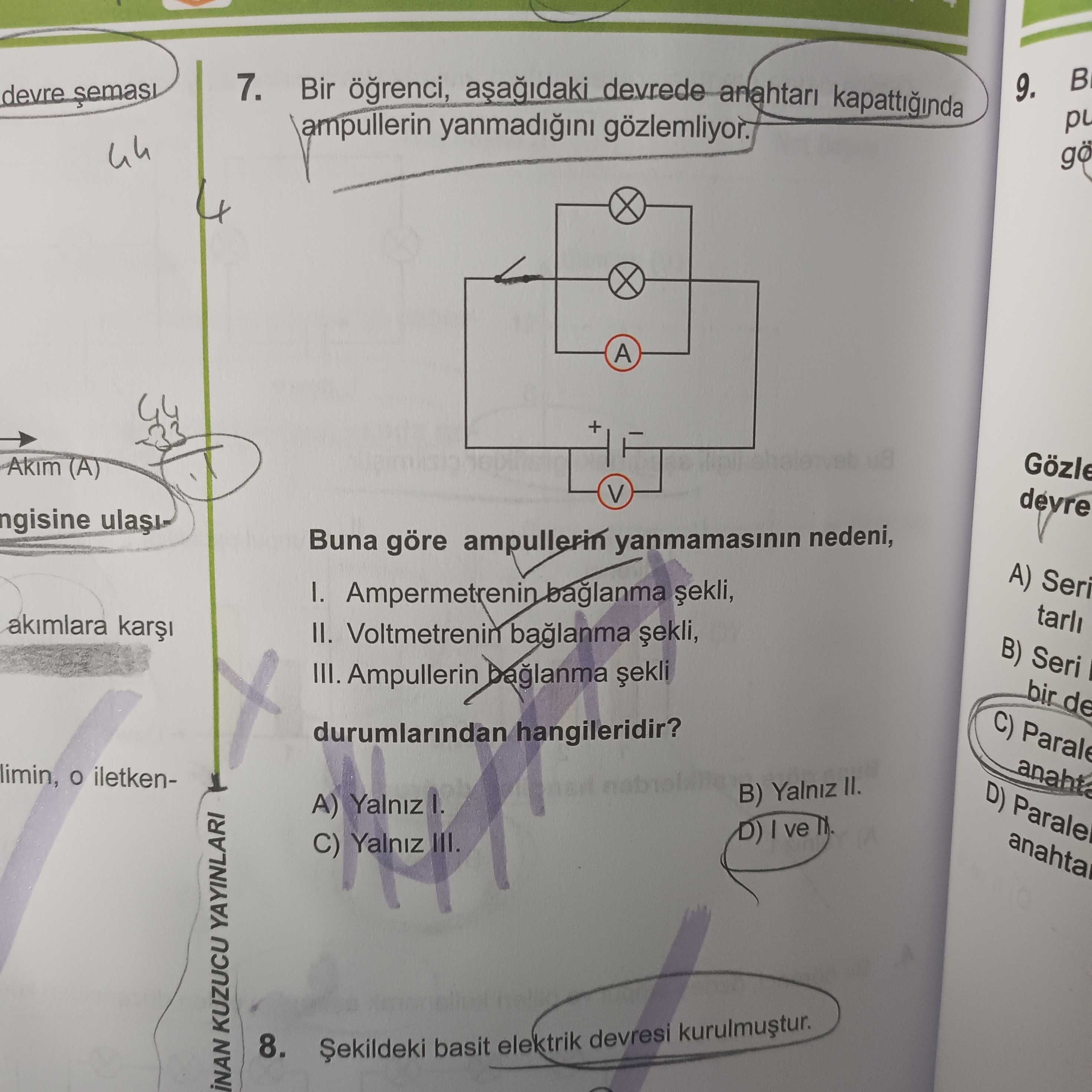 Bir öğrenci, aşağıdaki devrede anahtarı kapattığında ampullerin yanmadığını gözlemliyor. Buna göre
