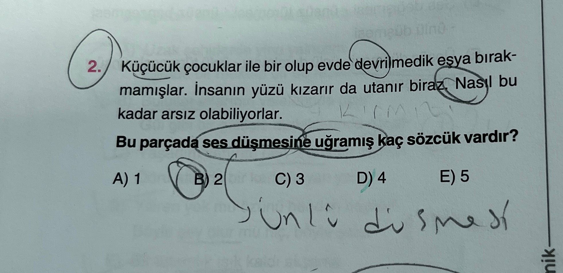 Küçücük çocuklar ile bir olup evde devrilmedik eşya bırakmamışlar. İnsanın yüzü kızarır da utanır