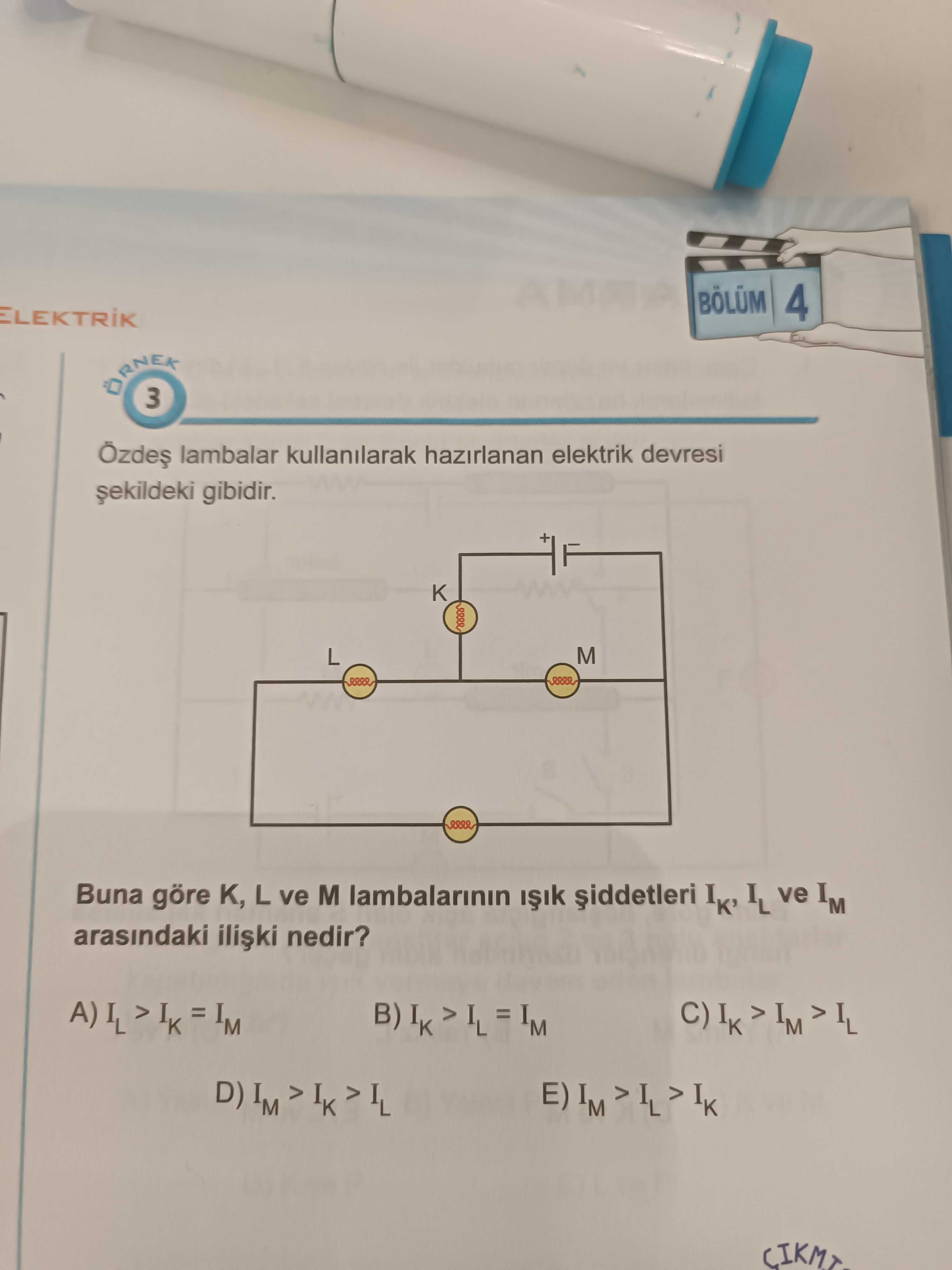 Özdeş lambalar kullanılarak hazırlanan elektrik devresi şekildeki gibidir. Buna göre K, L ve M