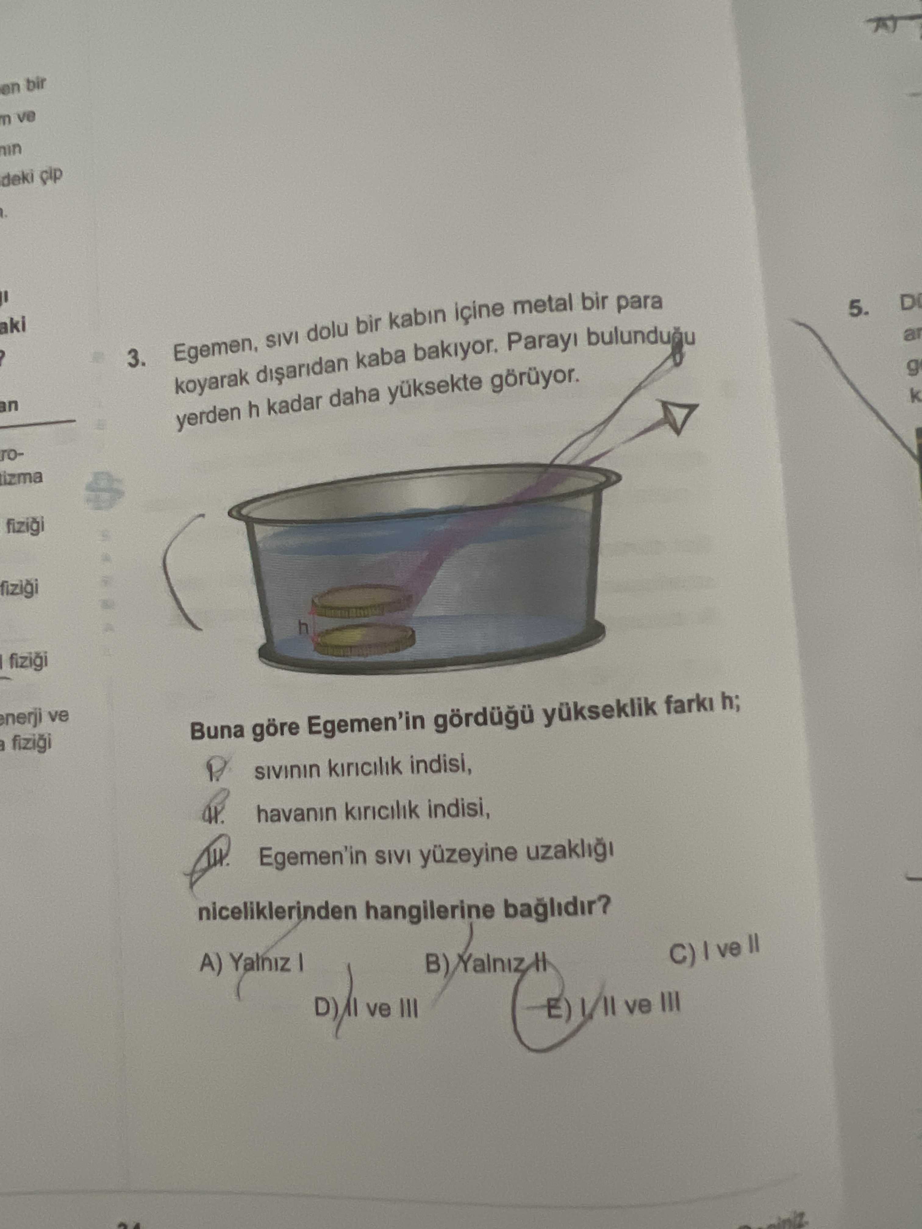 Egemen, sıvı dolu bir kabın içine metal bir para koyarak dışarıdan kaba bakıyor. Parayı bulunduğu