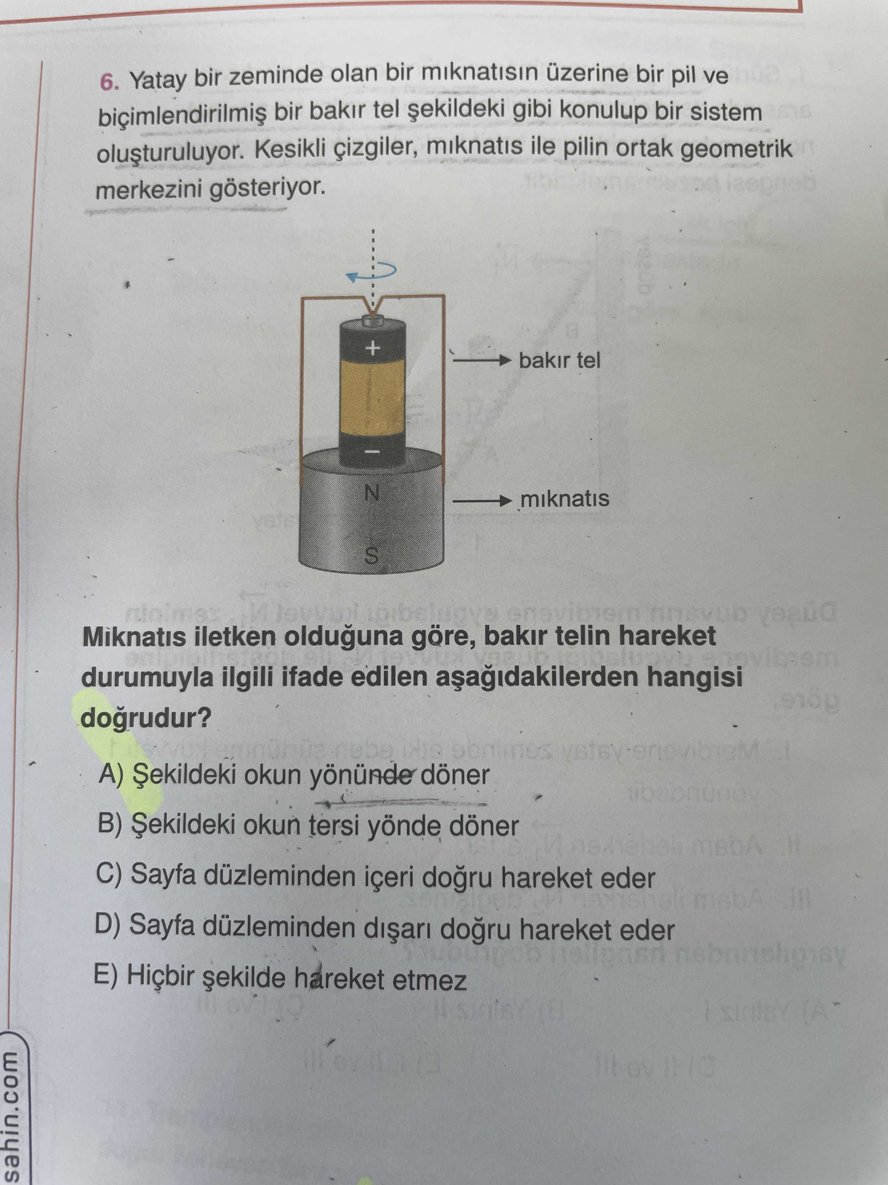 Yatay bir zeminde olan bir mıknatısın üzerine bir pil ve biçimlendirilmiş bir bakır tel şekildeki