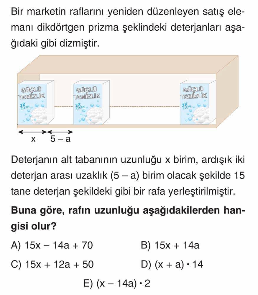 Bir marketin raflarını yeniden düzenleyen satış elemanı dikdörtgen prizma şeklindeki deterjanları