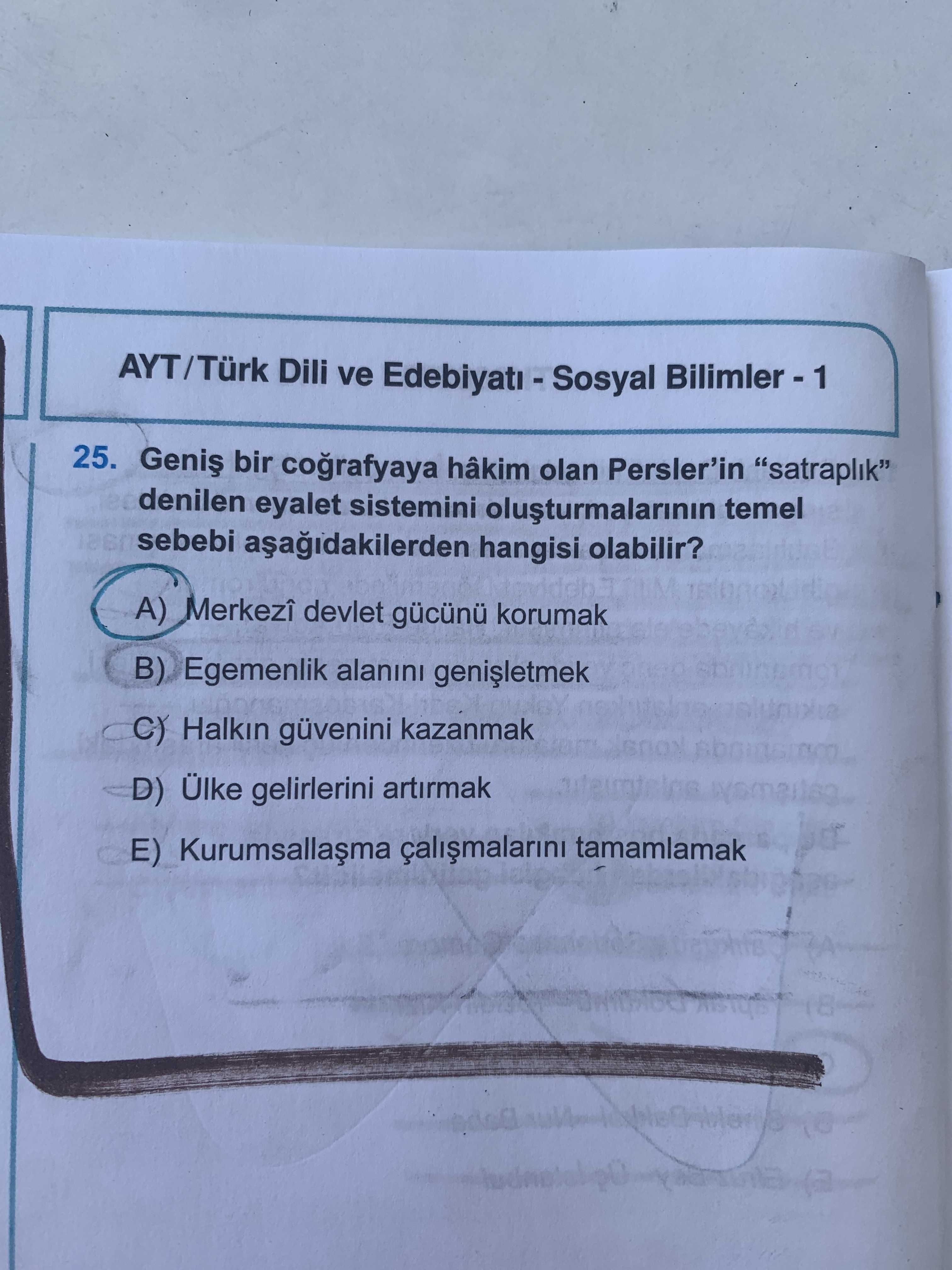 Geniş bir coğrafyaya hâkim olan Persler'in "satraplık" denilen eyalet sistemini oluşturmalarının