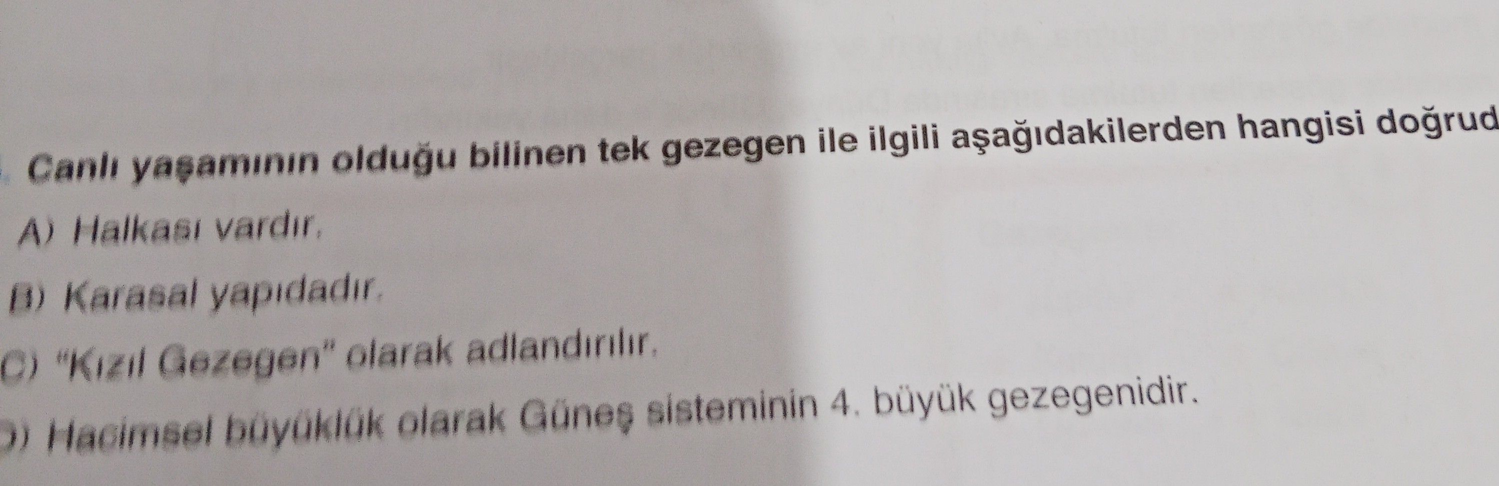 Canlı yaşamının olduğu bilinen tek gezegen ile ilgili aşağıdakilerden hangisi doğrudur?