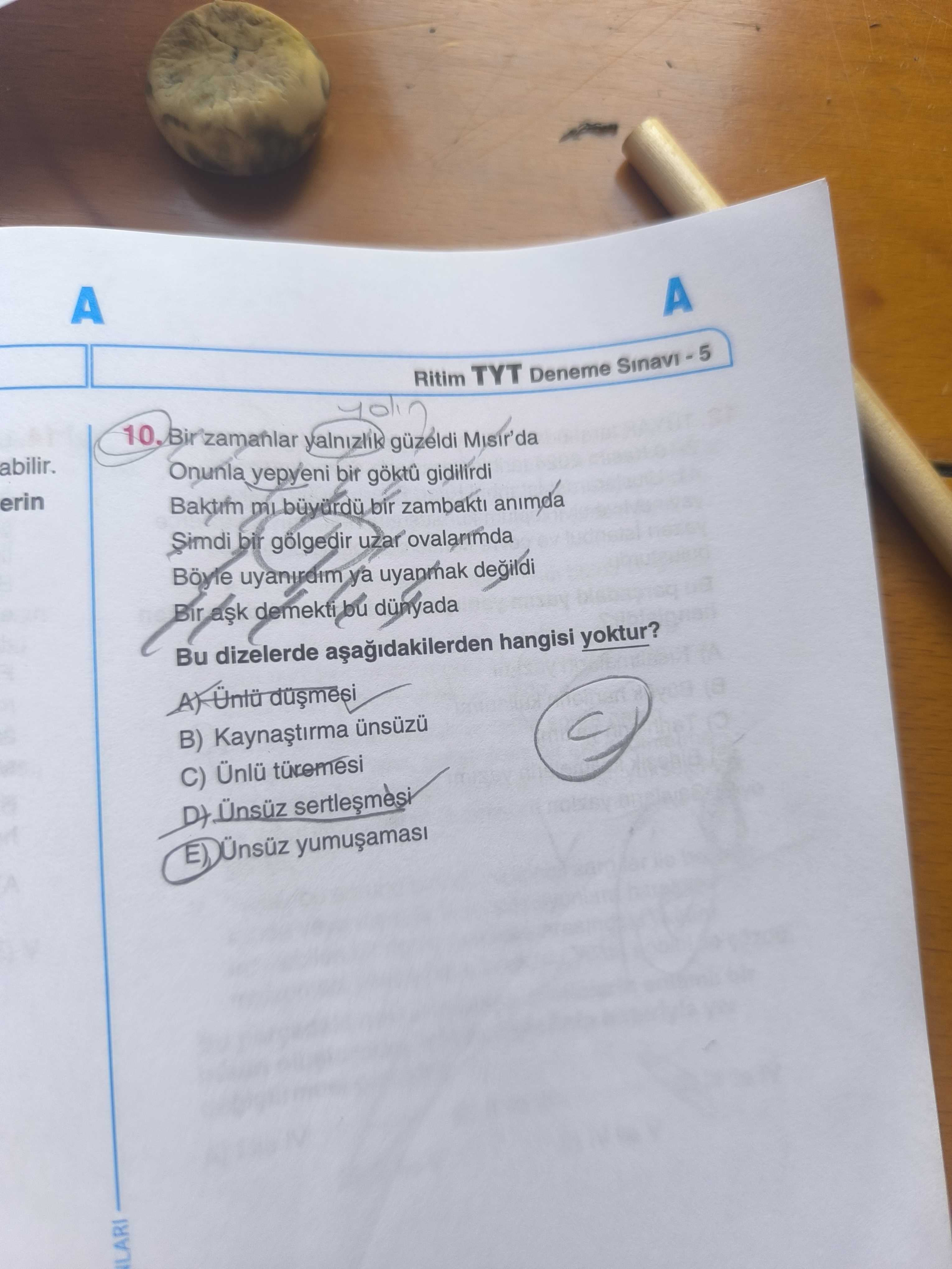 Bir zamanlar yalnızlık güzeldi Mısır'da Onunla yepyeni bir göktü gidilirdi Baktım mı büyürdü bir