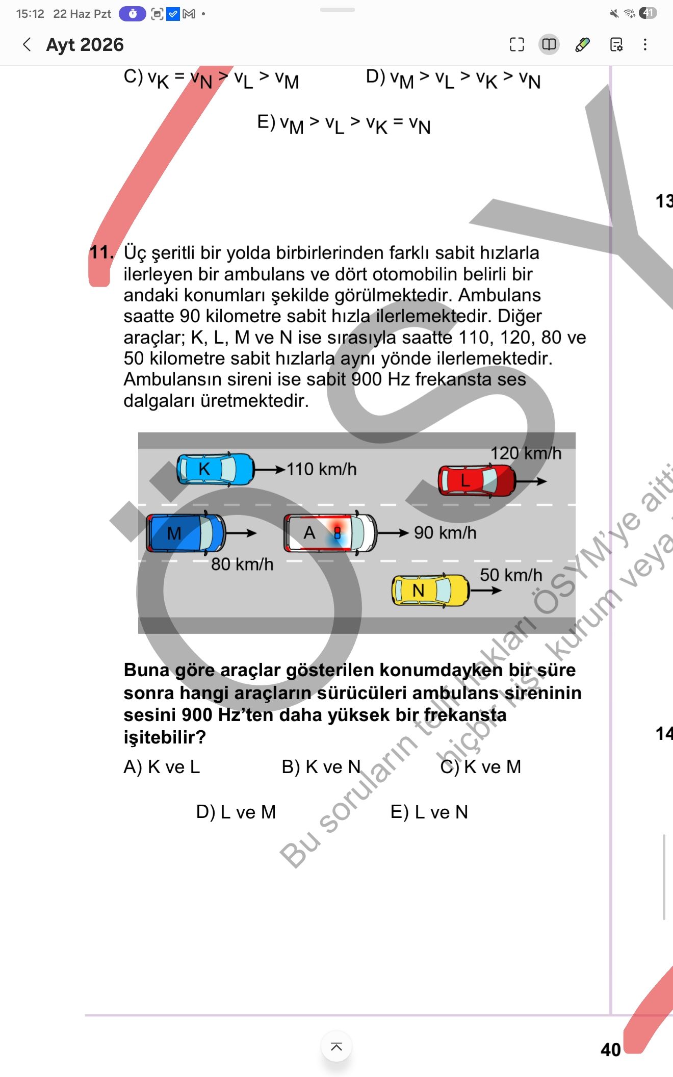 Üç şeritli bir yolda birbirlerinden farklı sabit hızlarla ilerleyen bir ambulans ve dört otomobilin