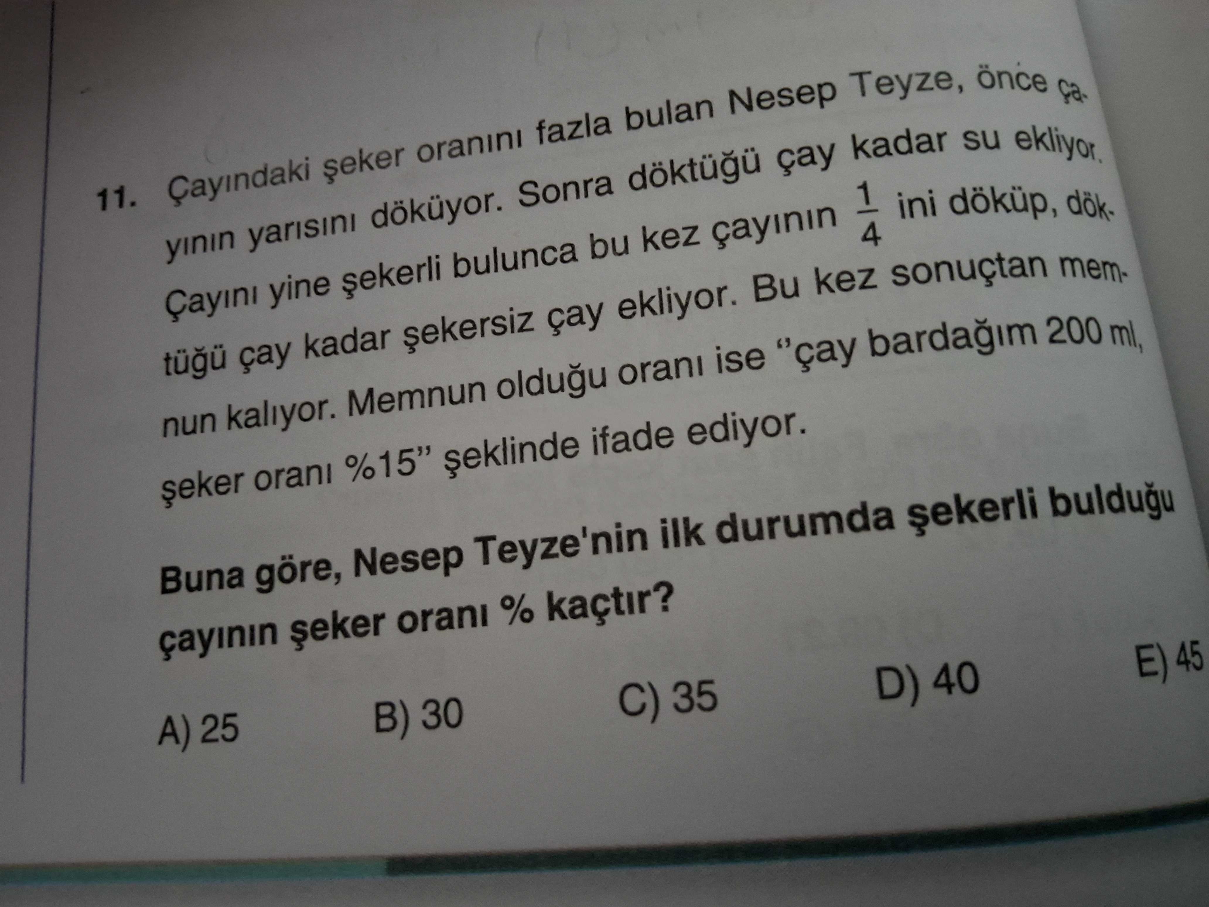 Çayındaki şeker oranını fazla bulan Nesep Teyze, önce çayının yarısını döküyor. Sonra döktüğü çay