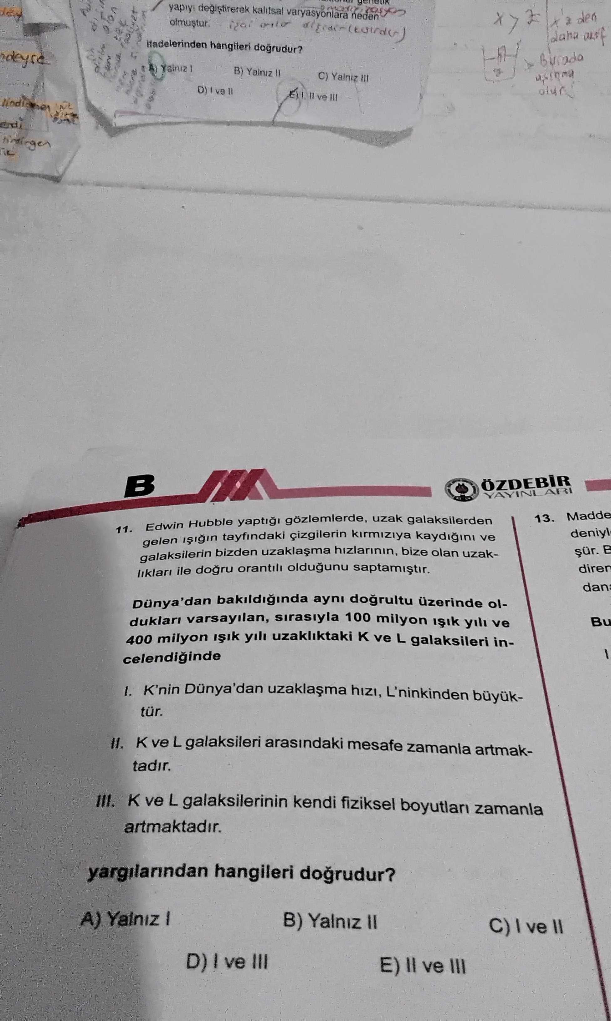 Edwin Hubble yaptığı gözlemlerde, uzak galaksilerden gelen ışığın tayfındaki çizgilerin kırmızıya