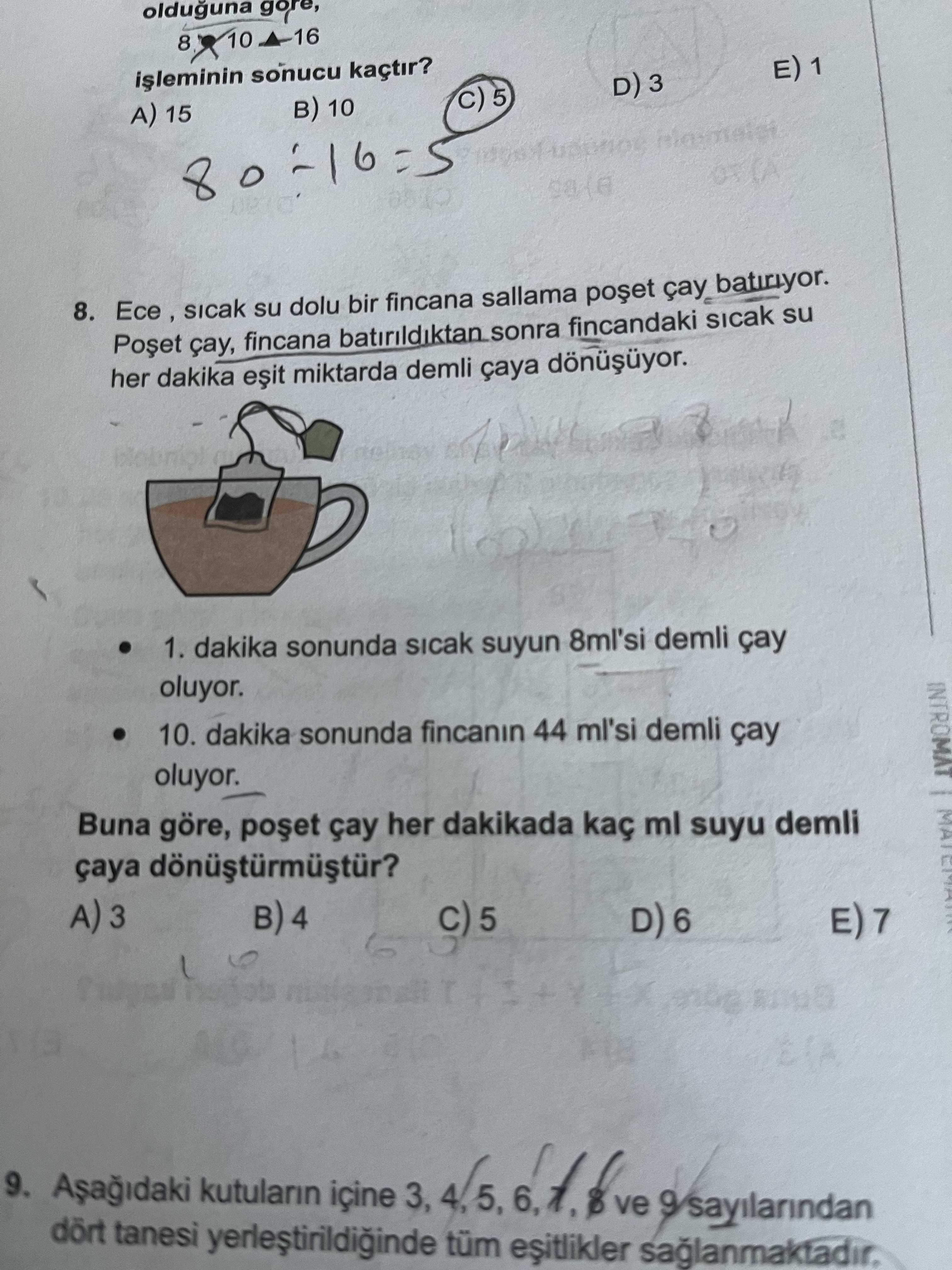 Ece , sıcak su dolu bir fincana sallama poşet çay batırıyor. Poşet çay, fincana batırıldıktan sonra