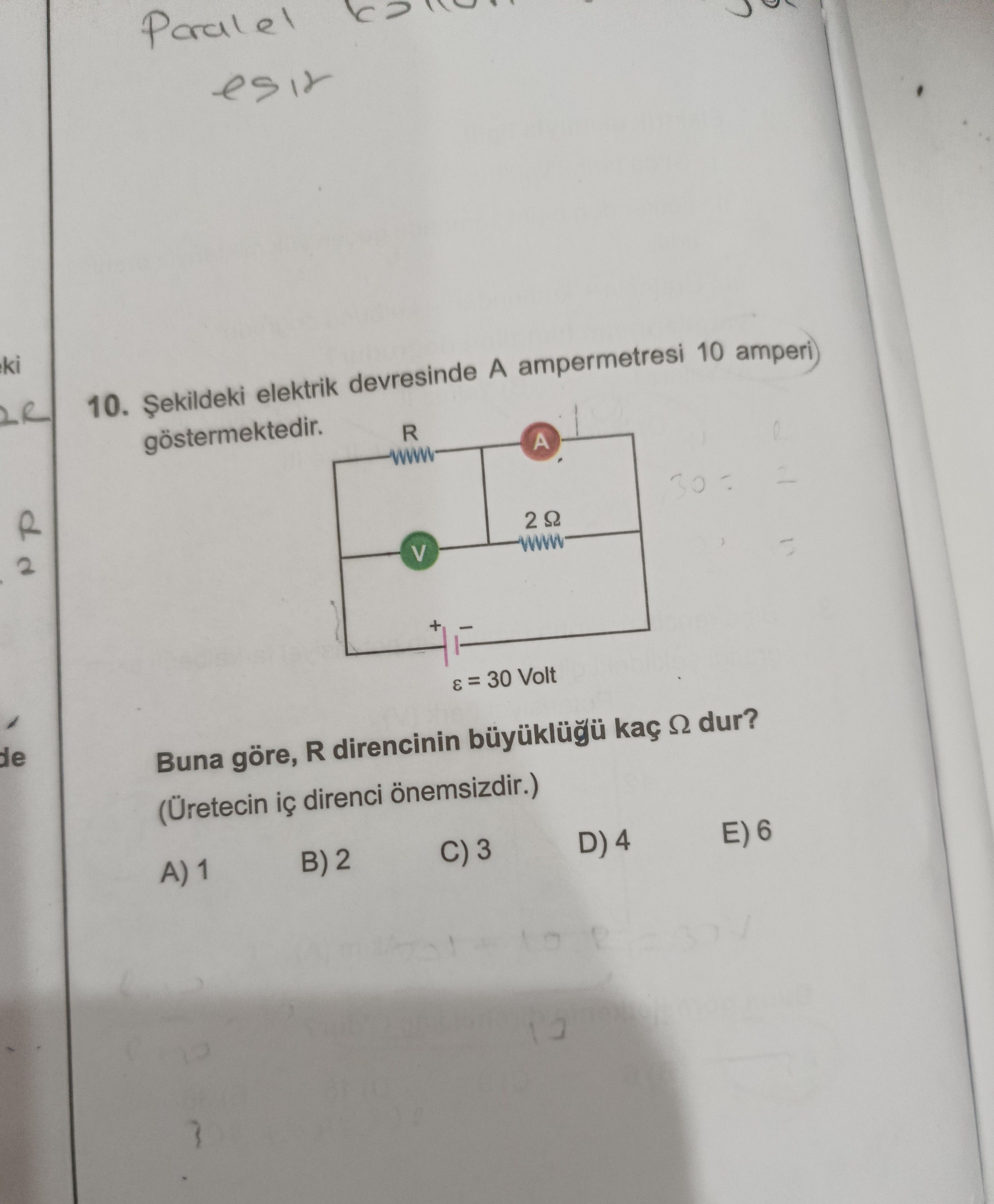 Şekildeki elektrik devresinde A ampermetresi 10 amperi göstermektedir. Buna göre, R direncinin
