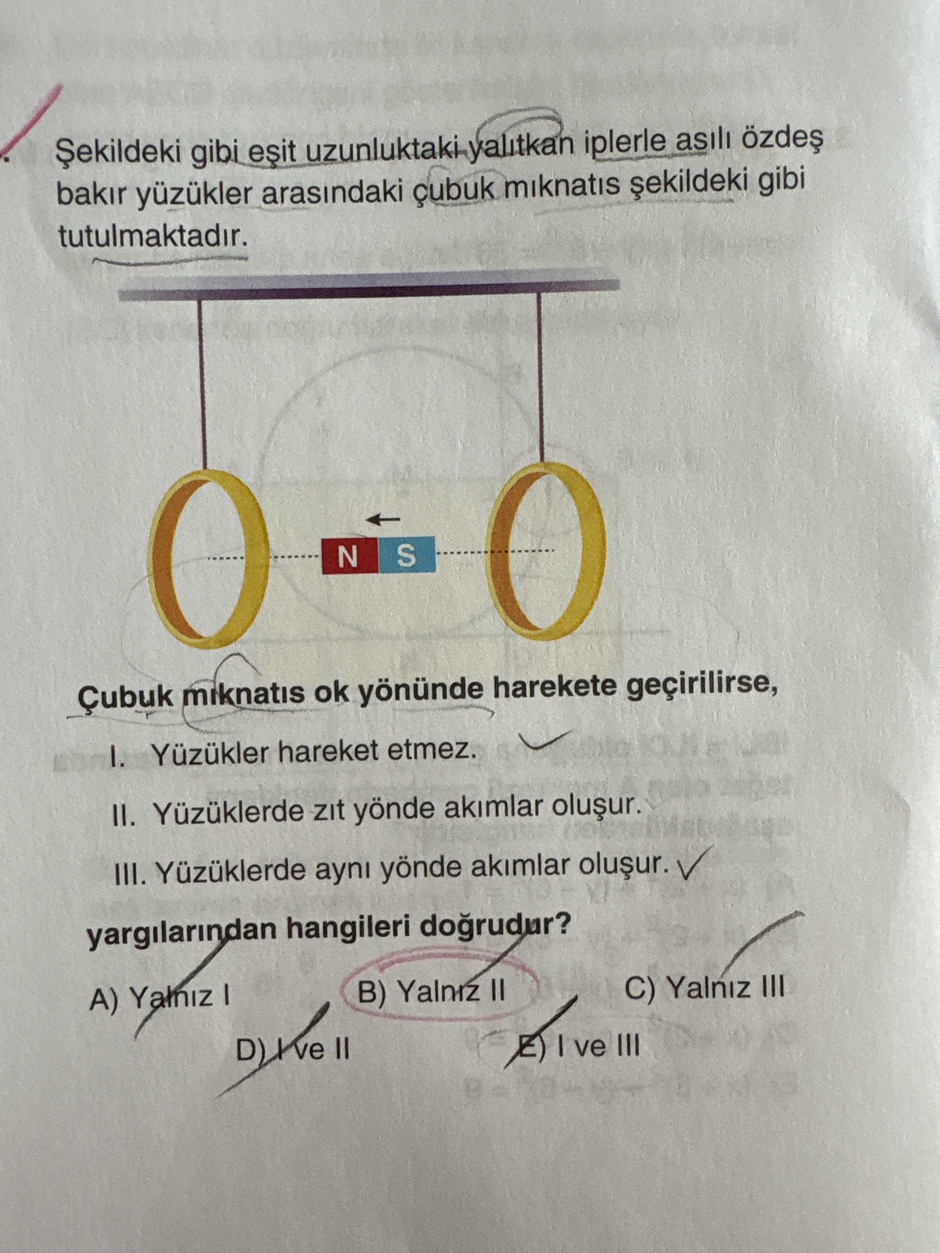 Şekildeki gibi eşit uzunluktaki yalıtkan iplerle asılı özdeş bakır yüzükler arasındaki çubuk