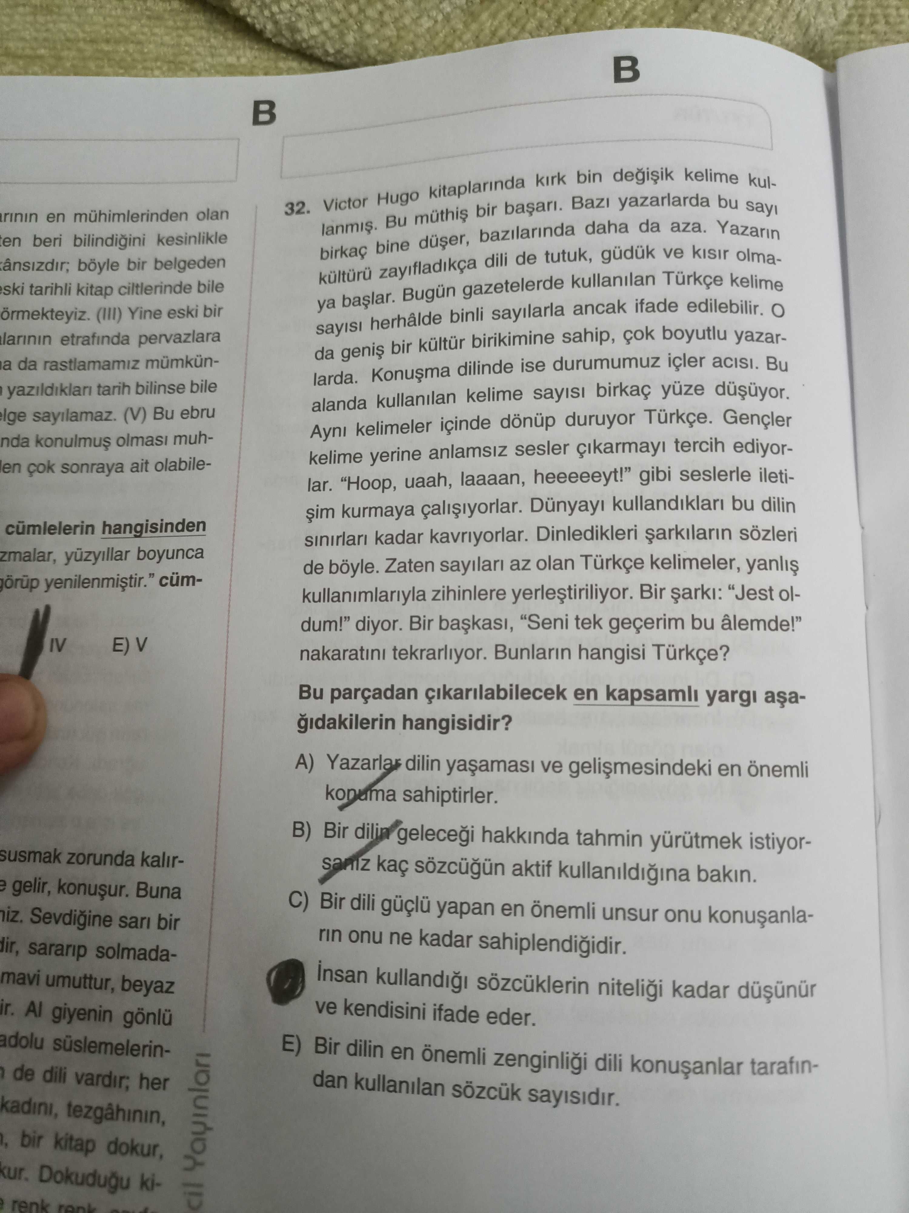 Victor Hugo kitaplarında kırk bin değişik kelime kullanmış. Bu müthiş bir başarı. Bazı yazarlarda bu