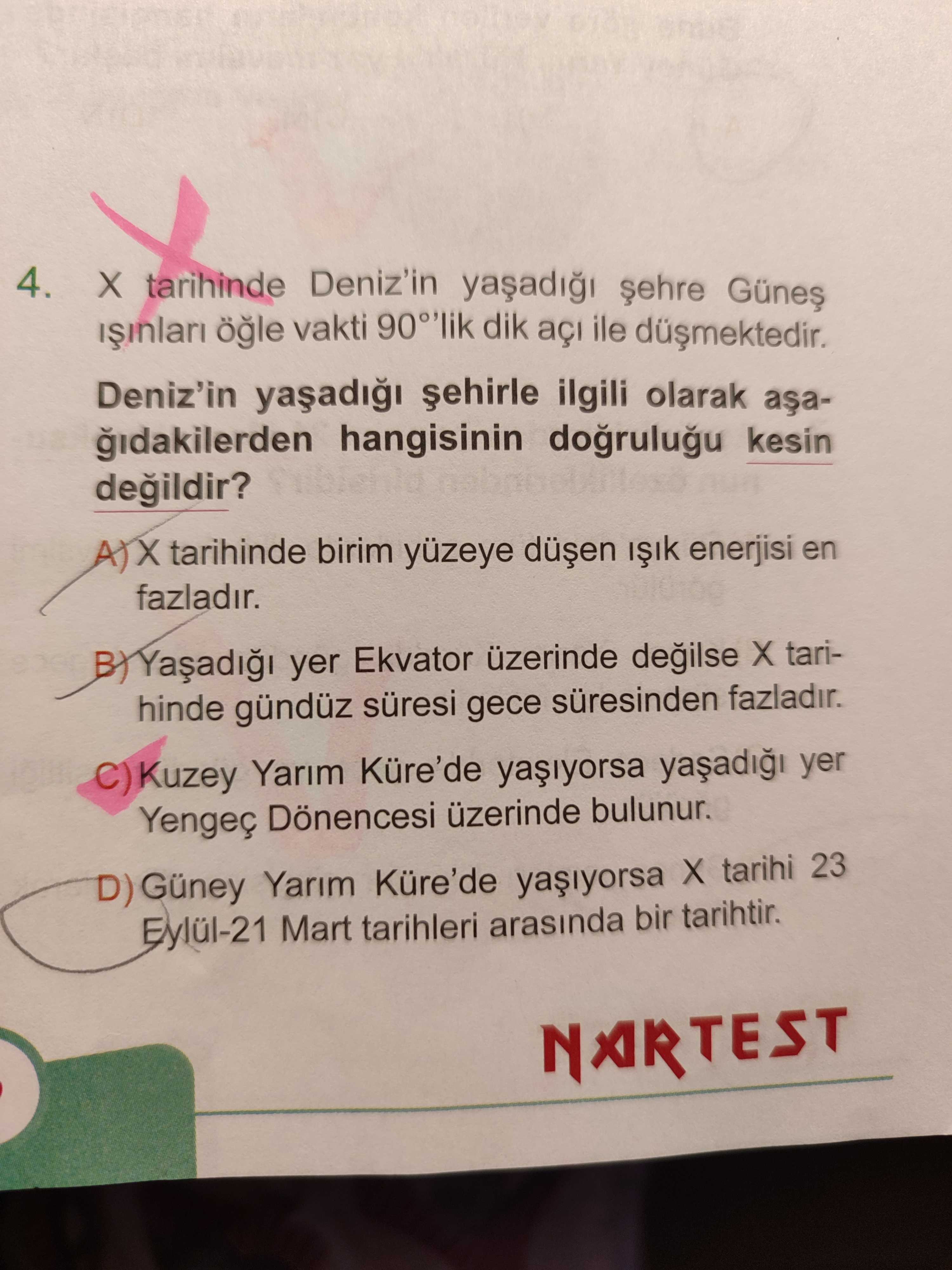 X tarihinde Deniz'in yaşadığı şehre Güneş ışınları öğle vakti 90°'lik dik açı ile düşmektedir