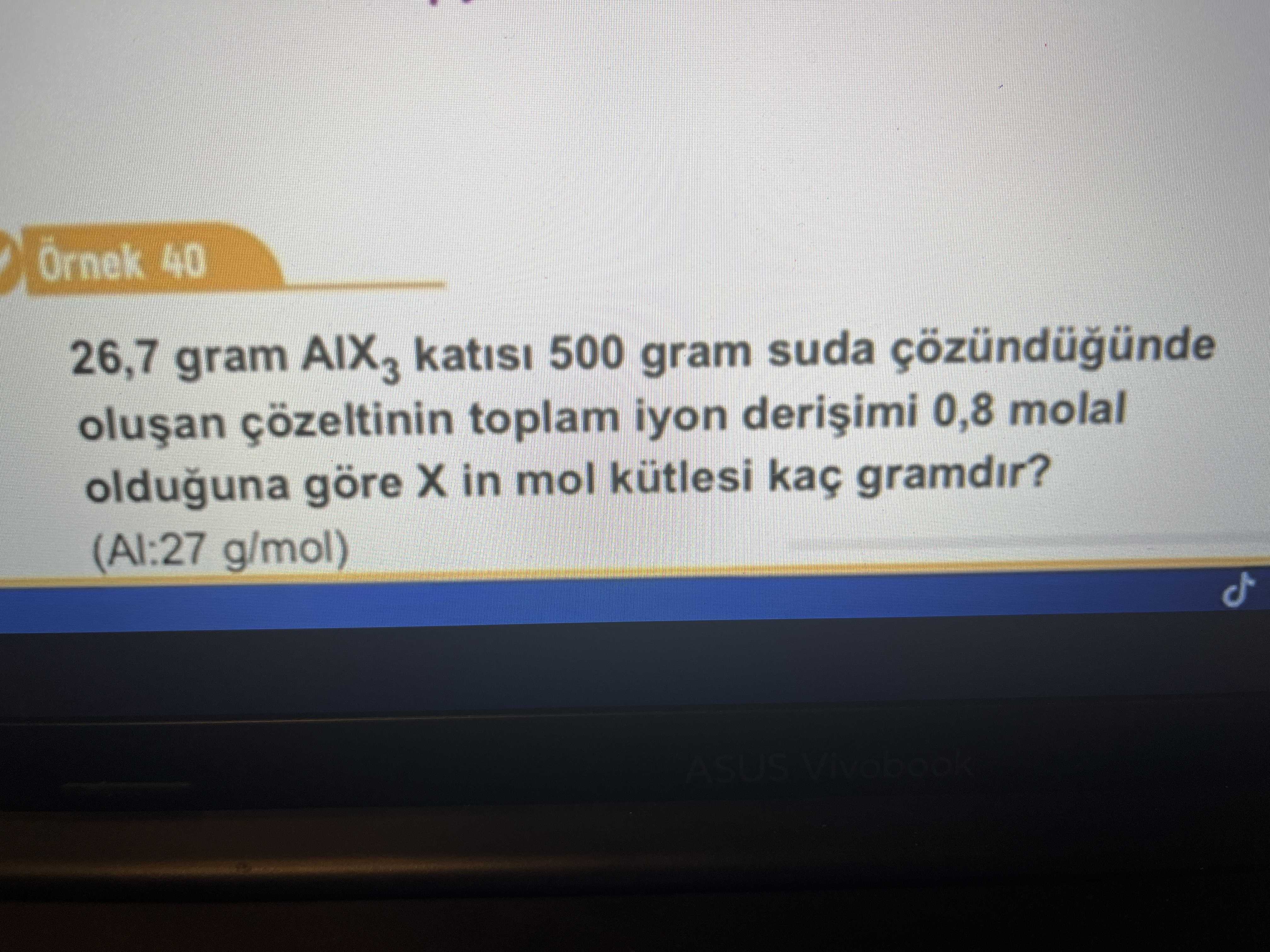 26,7 gram AlX₃ katısı 500 gram suda çözündüğünde oluşan çözeltinin toplam iyon derişimi 0,8 molal