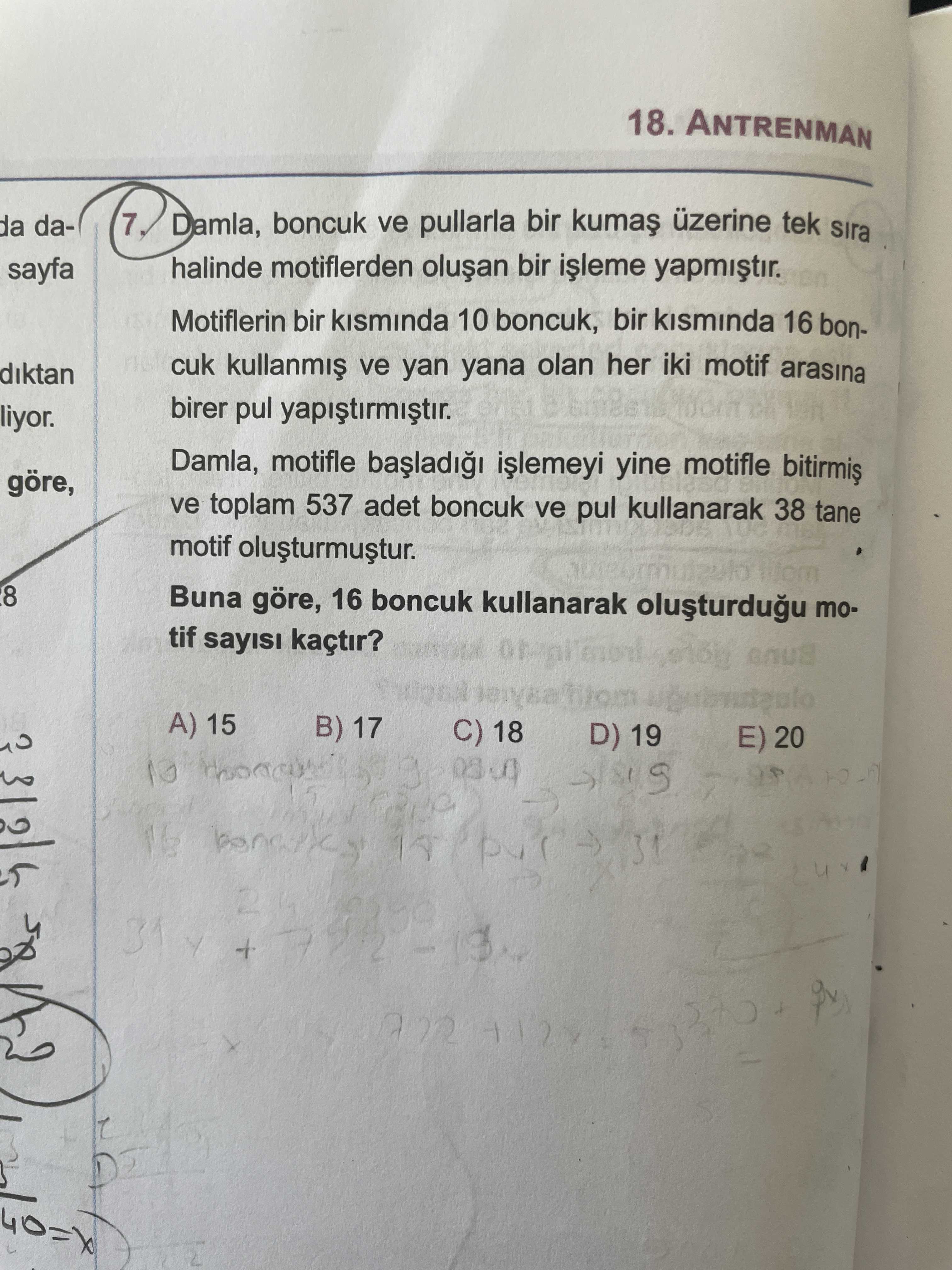 Damla, boncuk ve pullarla bir kumaş üzerine tek sıra halinde motiflerden oluşan bir işleme